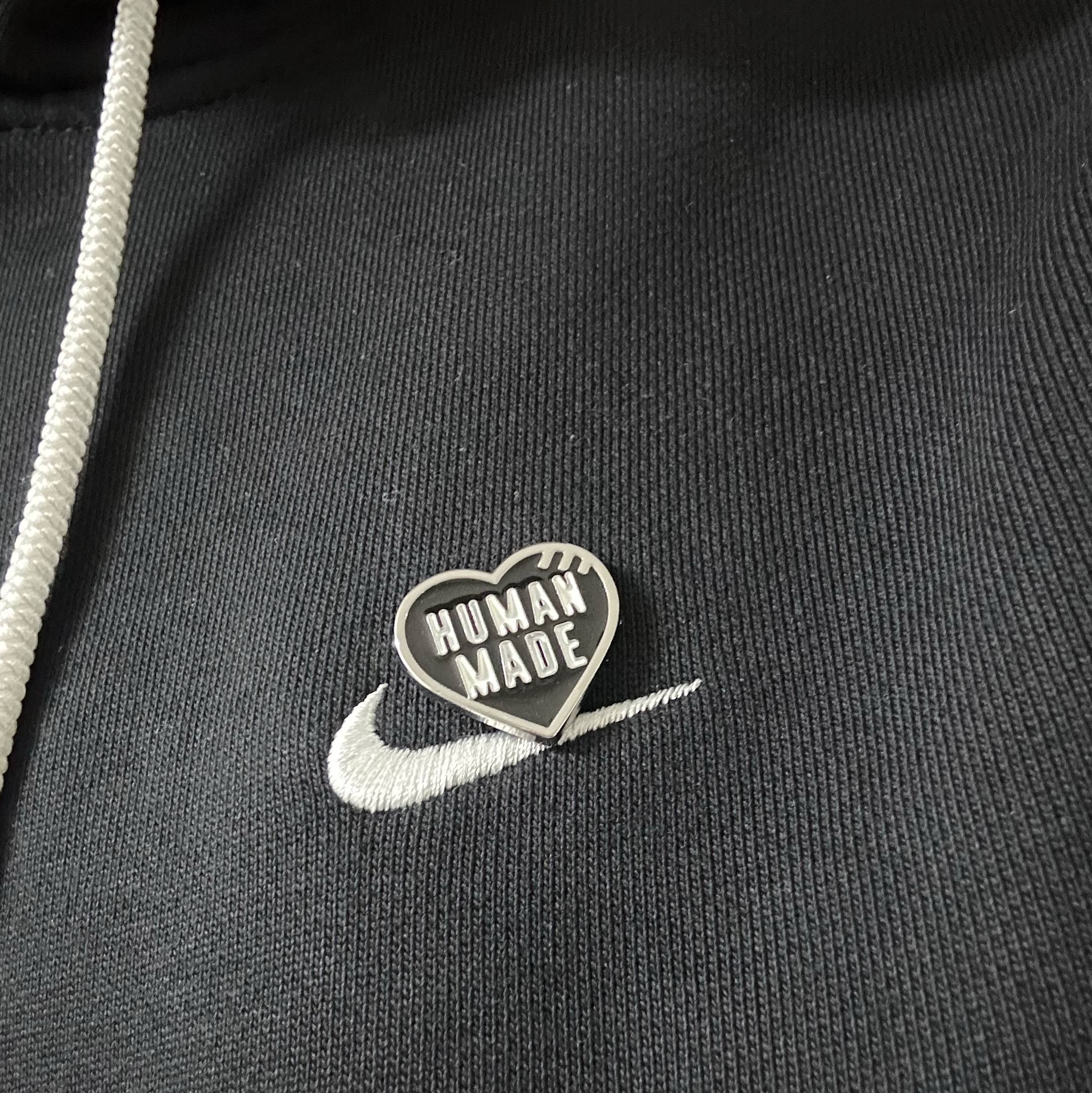 Human Made Heart Pin Black 착용 스타일