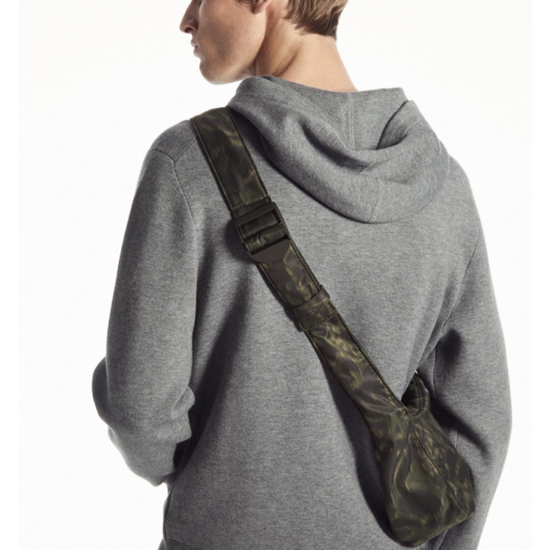 COS Crossbody Saddle Bag Animal Print Black Brown 착용 스타일