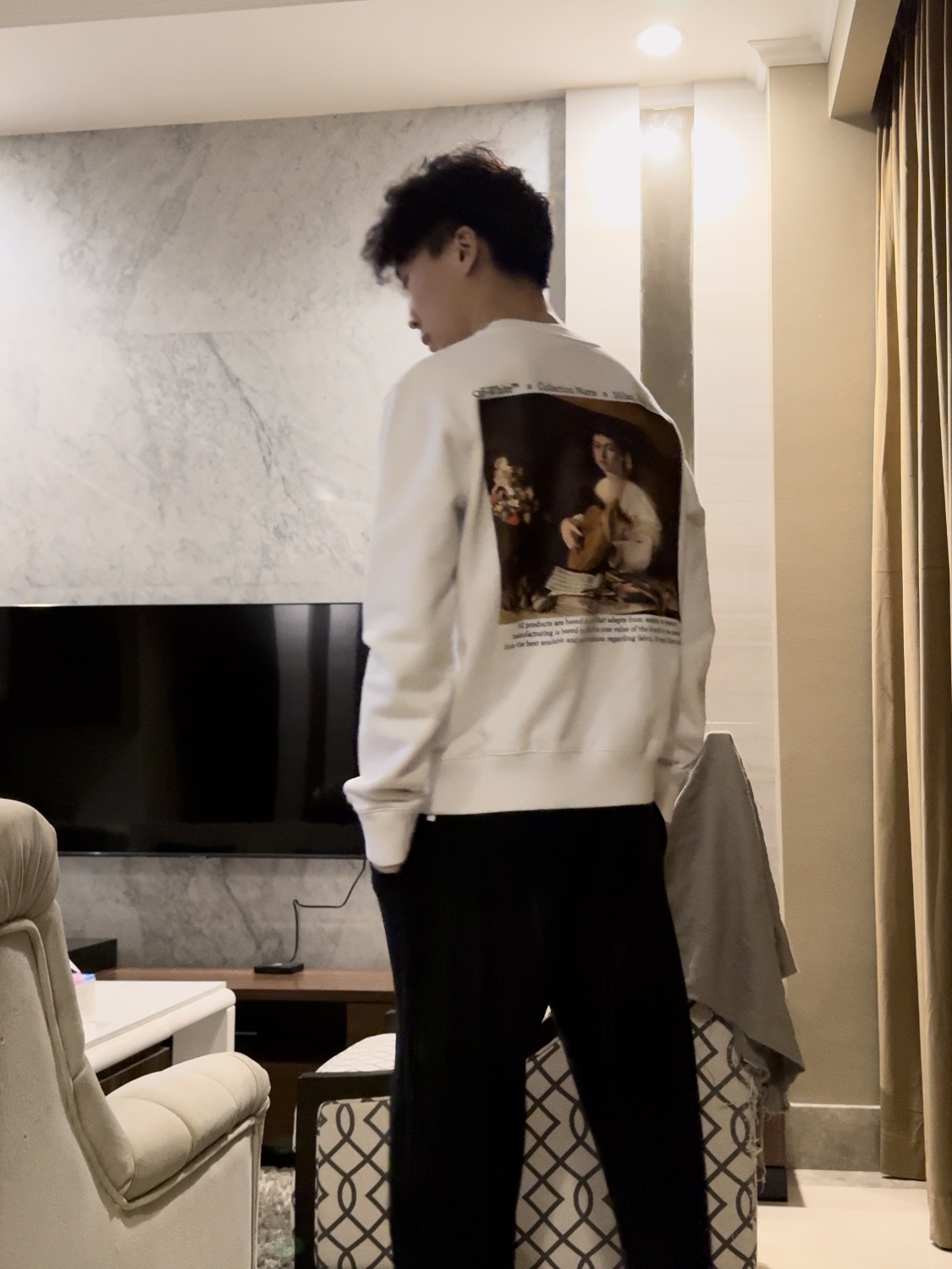 Off-White Caravaggio Lute Slim Crew Sweatshirt White, Apple iPhone 15 Pro Max 256GB Natural Titanium (Korean Ver.) 착용 스타일 - 2