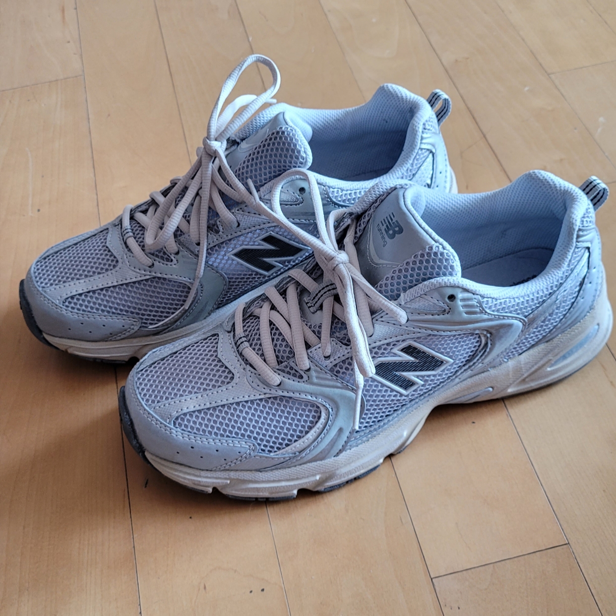 New Balance 530 Vintage Metallic Silver, New Balance 990v3 Made in USA Black Tan 착용 스타일 - 2