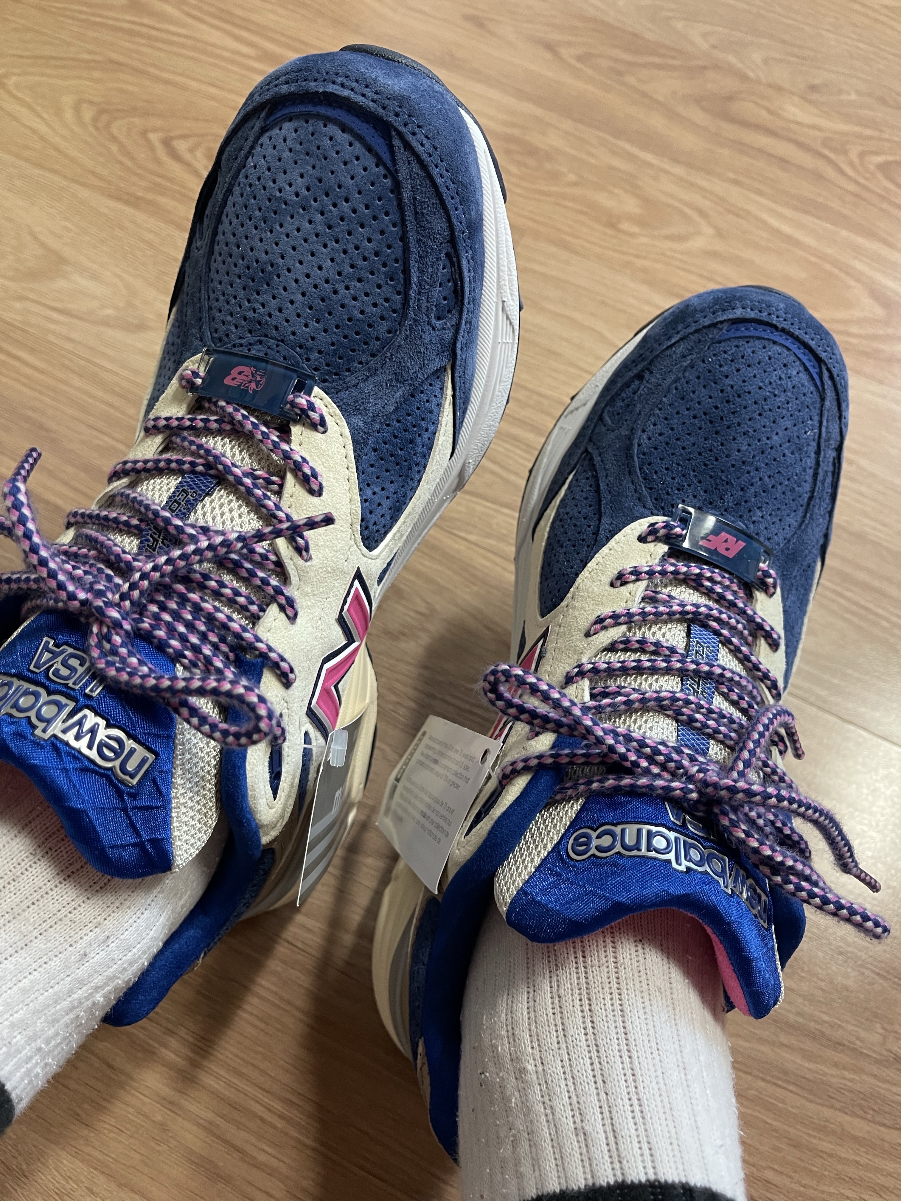 New Balance x Kith 990v3 Made in USA Daytona 착용 스타일 - 3