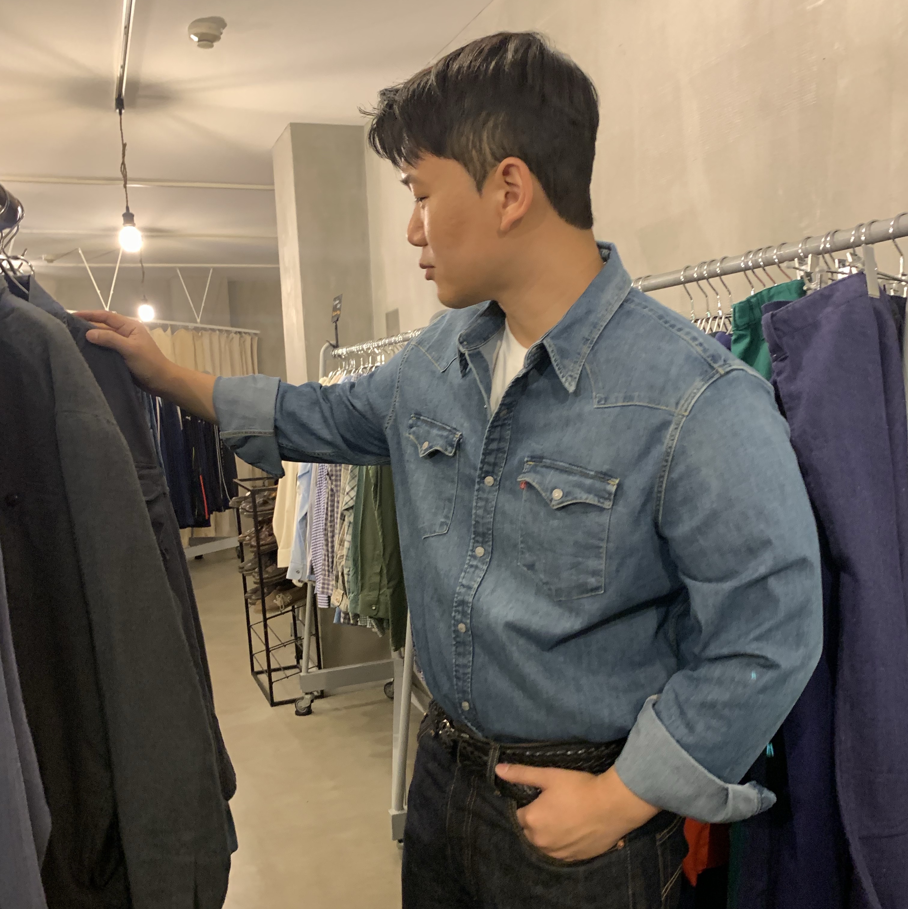 Levi's 501 Original Fit Jean Dark Wash, Vans Vault OG Authentic LX Red 착용 스타일 - 3