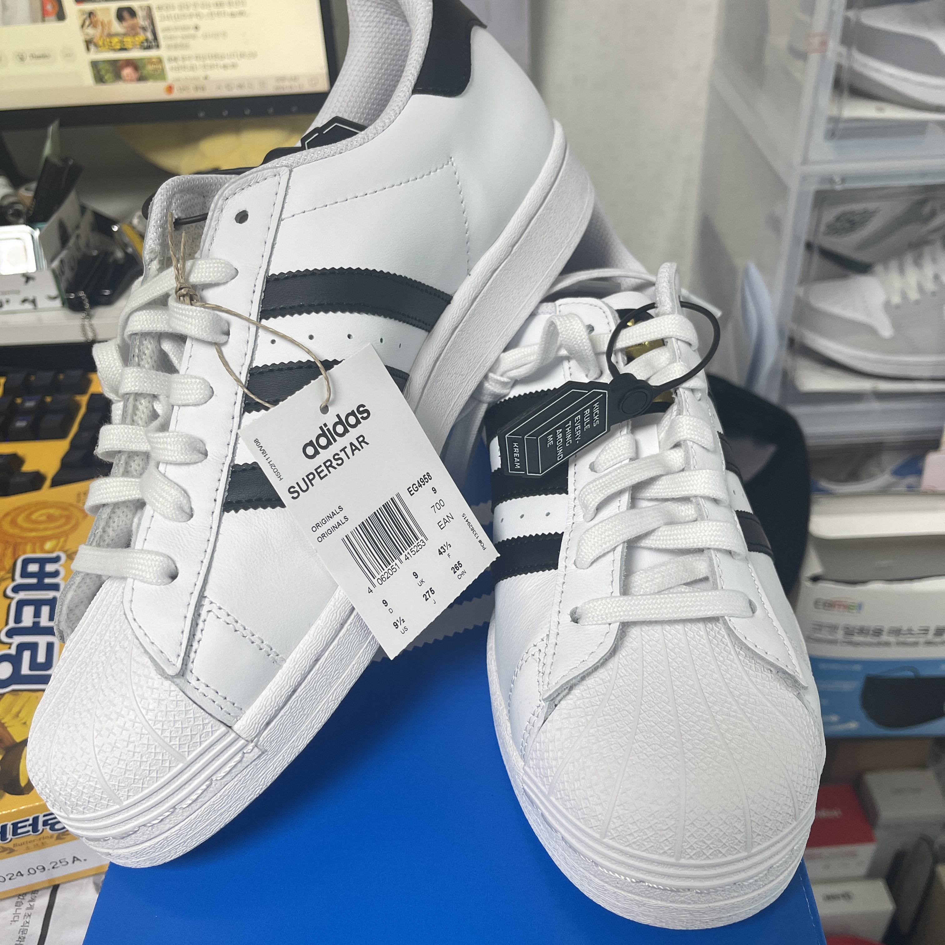 Adidas Superstar White Black 착용 스타일 - 2
