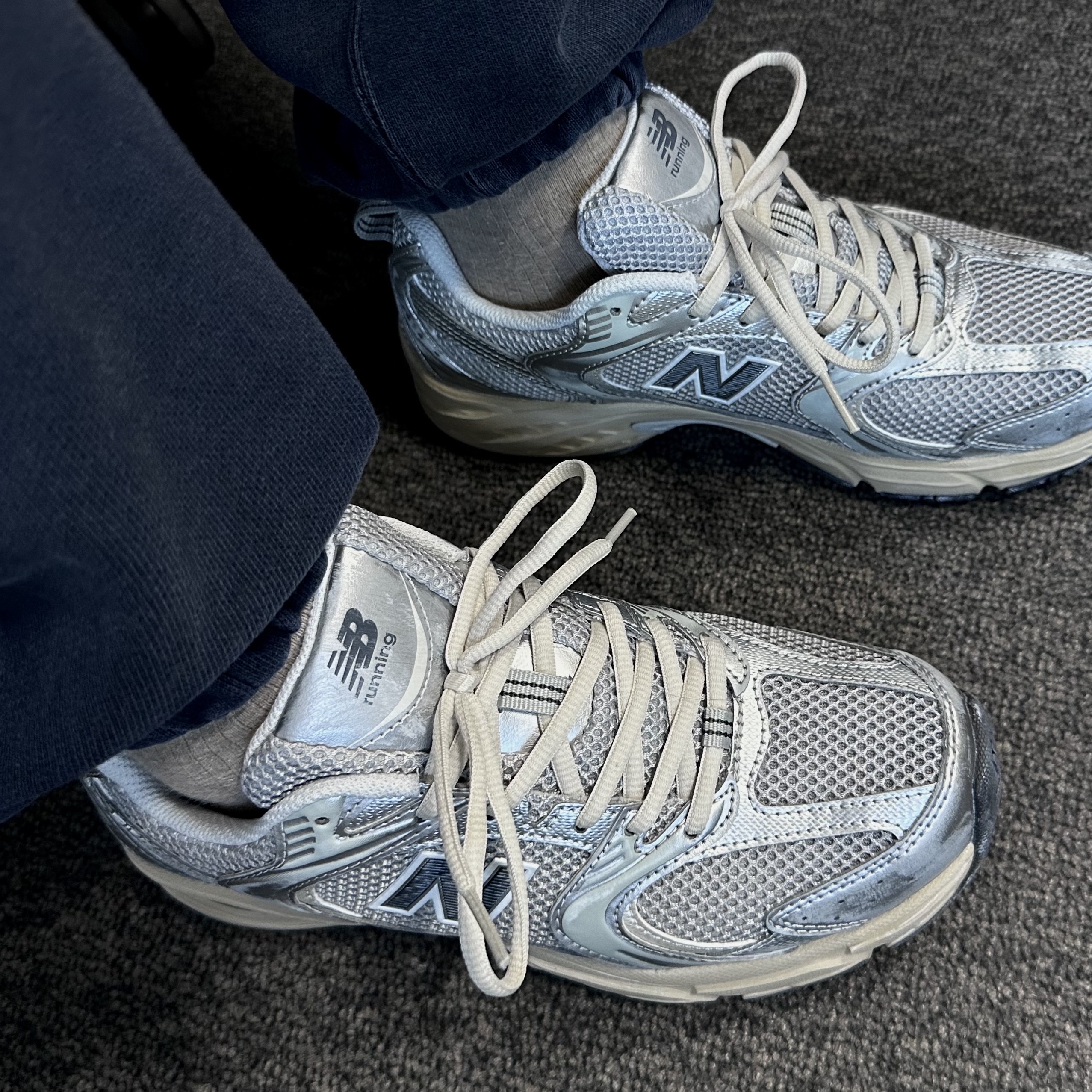 New Balance 530 Vintage Metallic Silver 착용 스타일