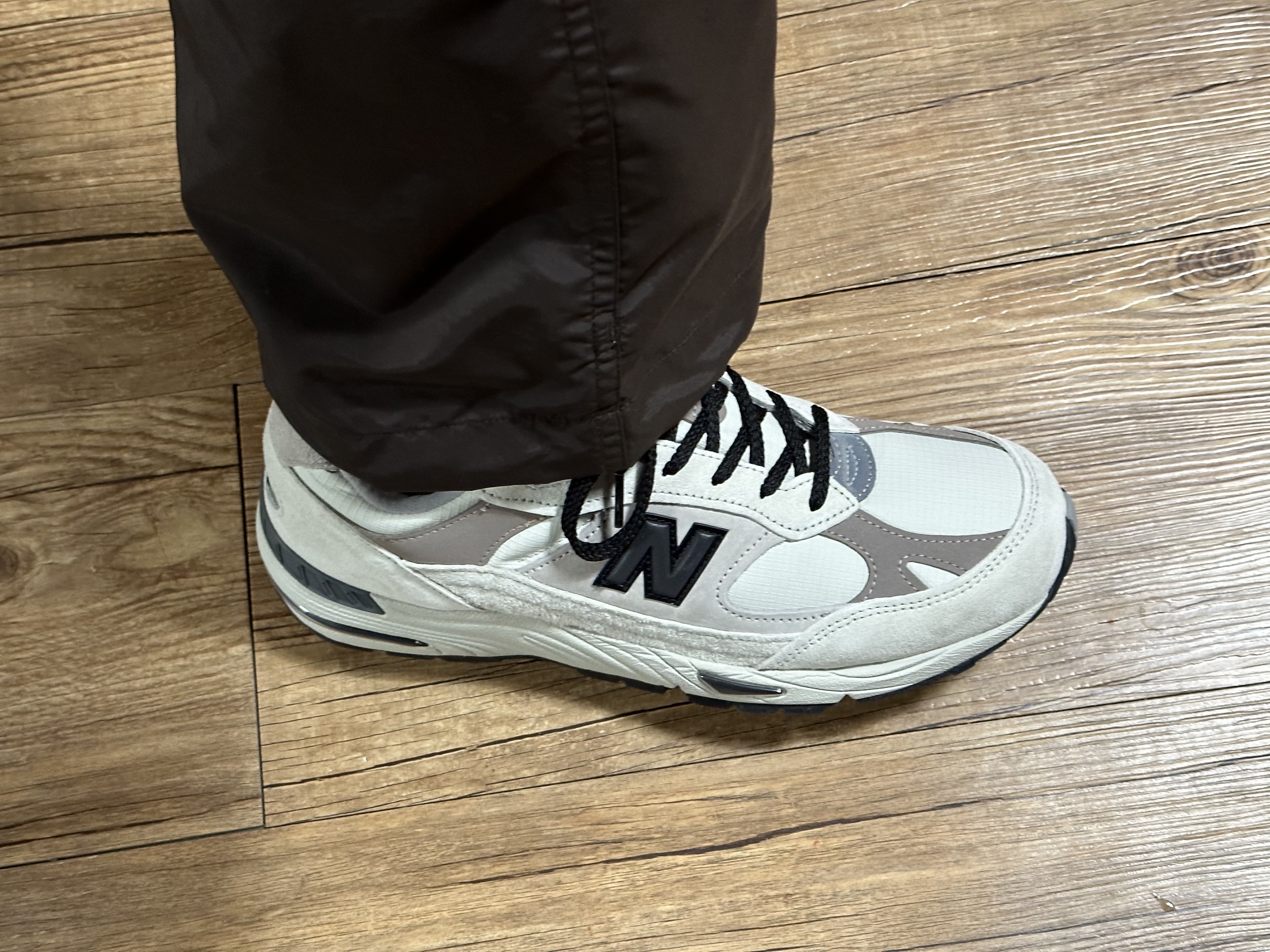 New Balance 991 Made in UK Cream Beige 착용 스타일 - 2