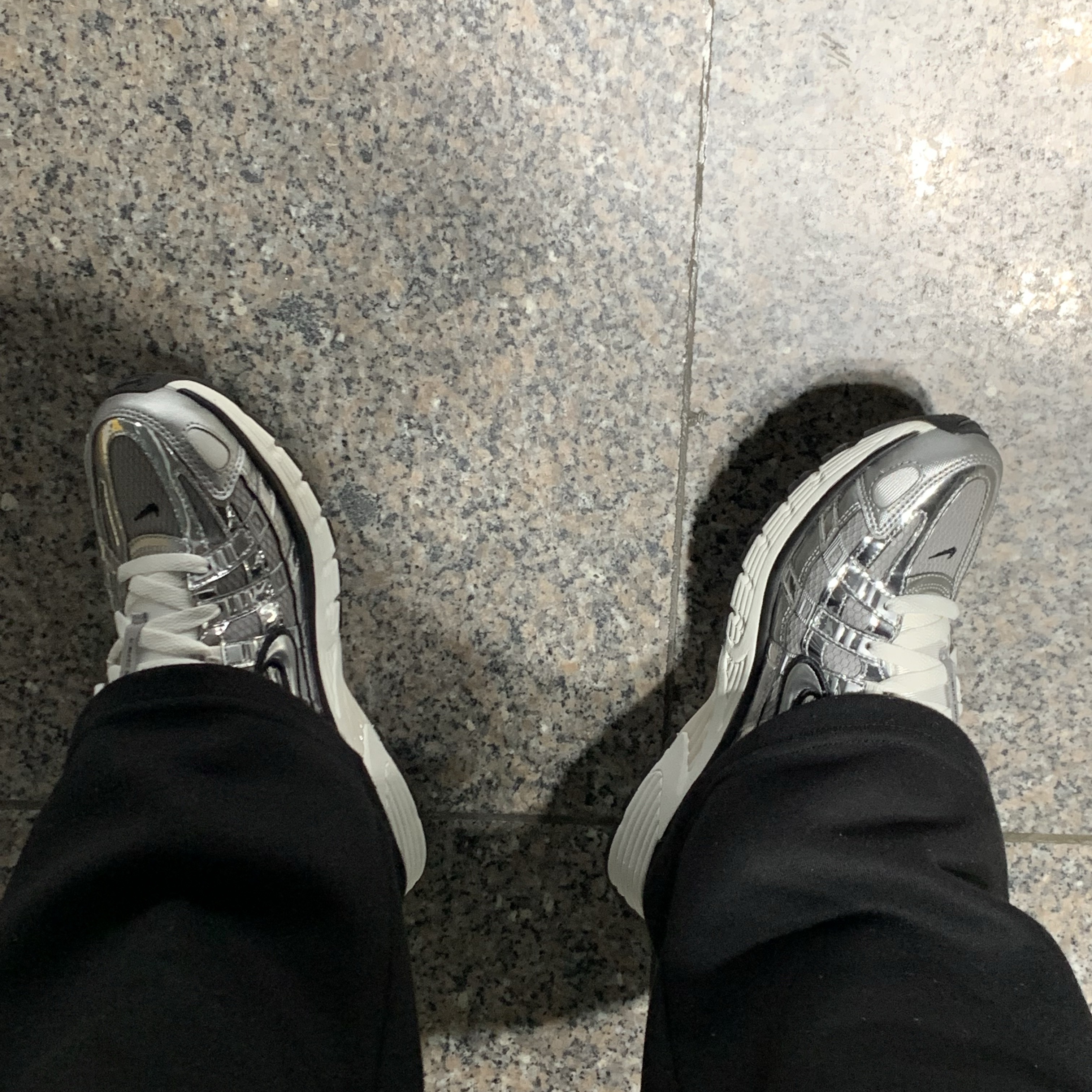 Nike P-6000 Metallic Silver 착용 스타일