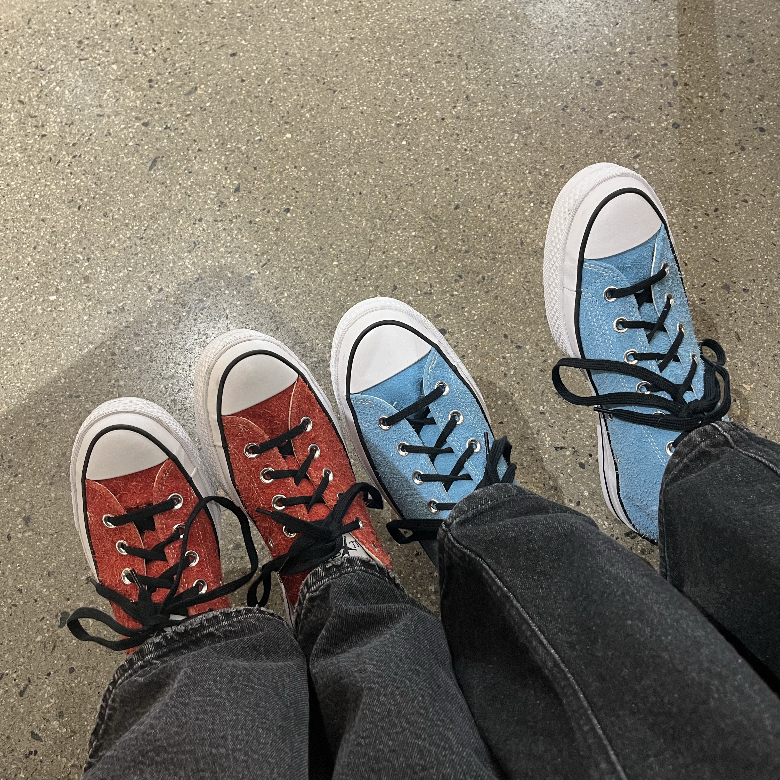 Converse x Stussy Chuck 70 Hi Sky Blue, Converse x Stussy Chuck 70 Ox Poppy Red 착용 스타일 - 2