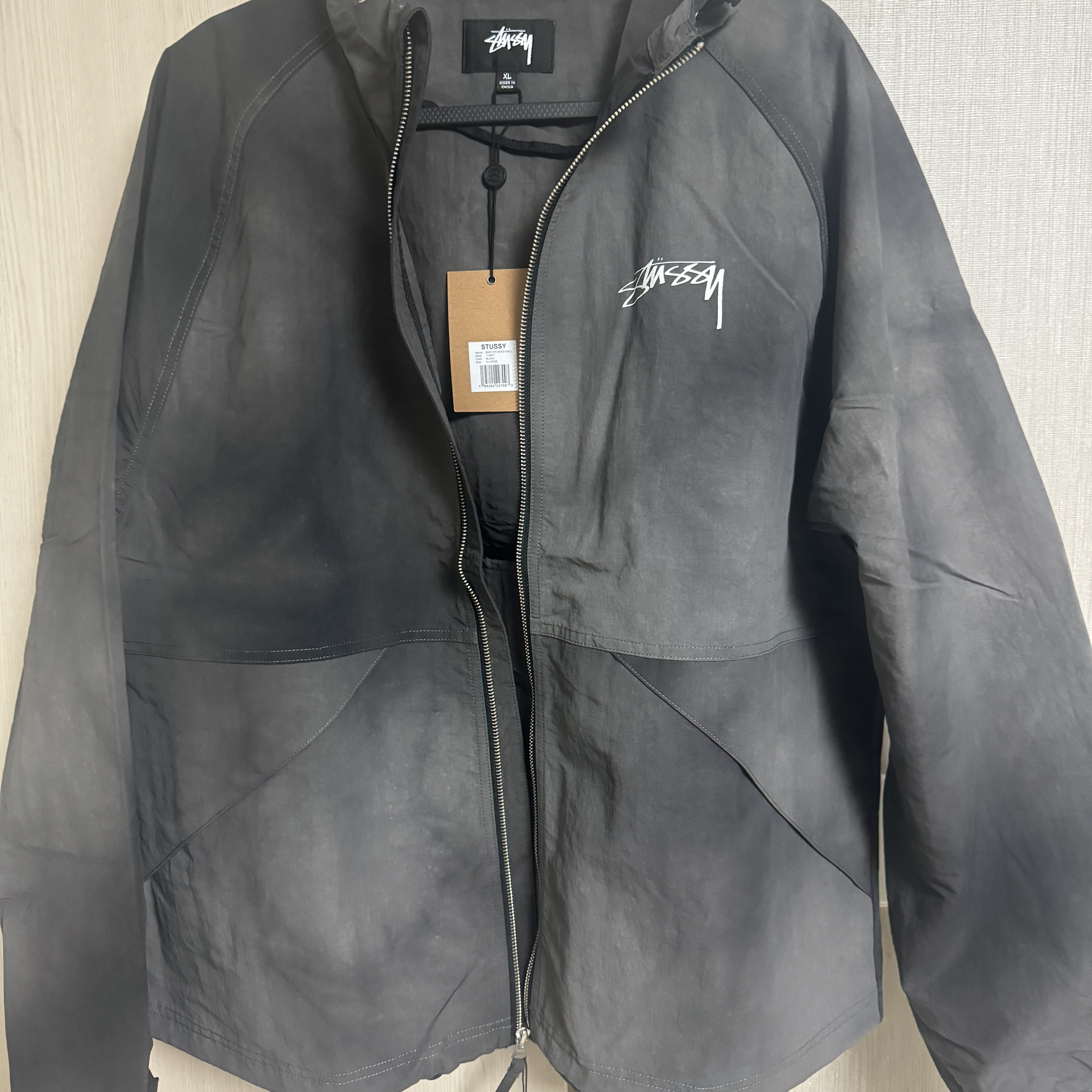 Stussy Wave Dye Beach Shell Jacket Black 착용 스타일