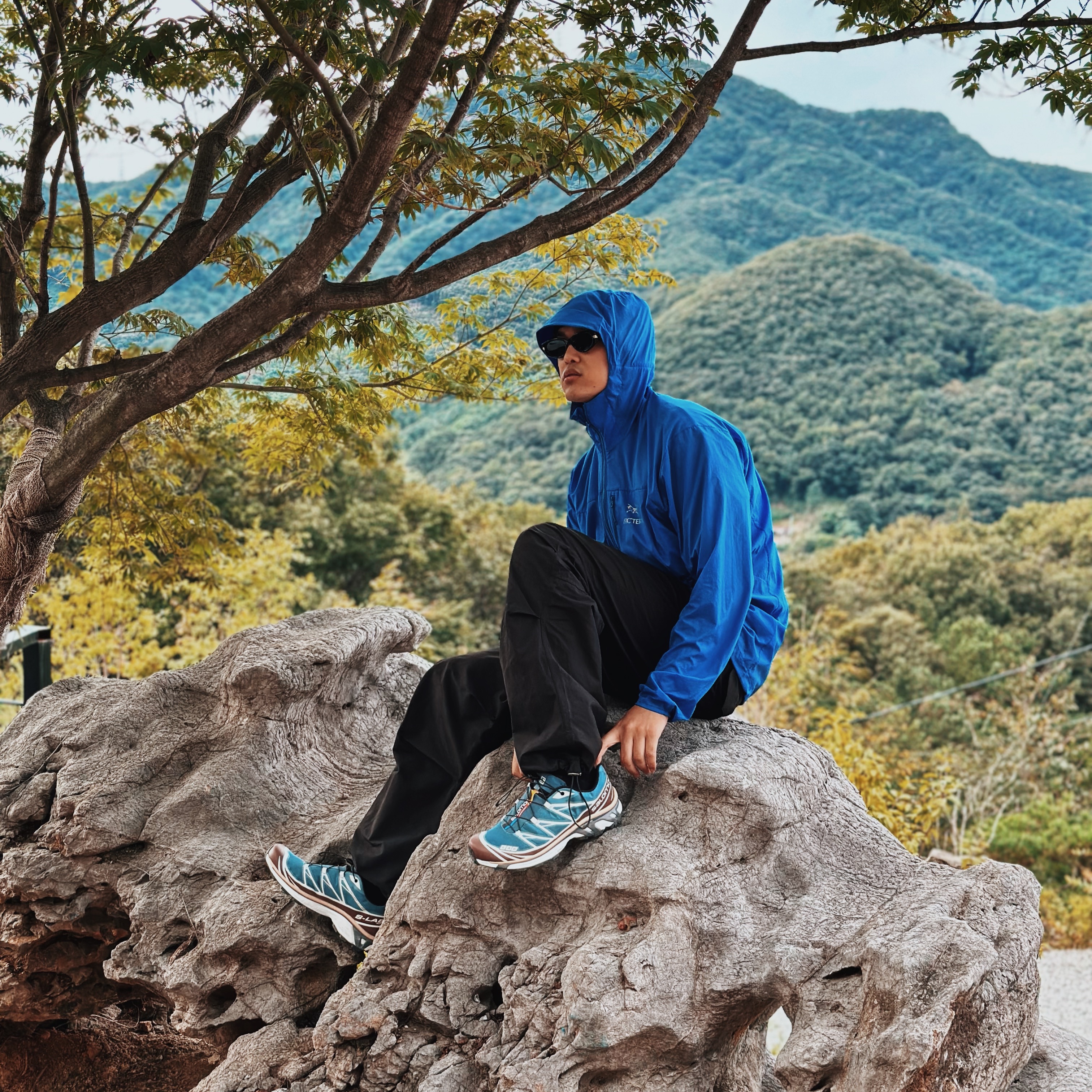 Salomon XT-6 Aegean Blue Tortoise Shell, Arc'teryx Squamish Hoody Fluidity 착용 스타일 - 4