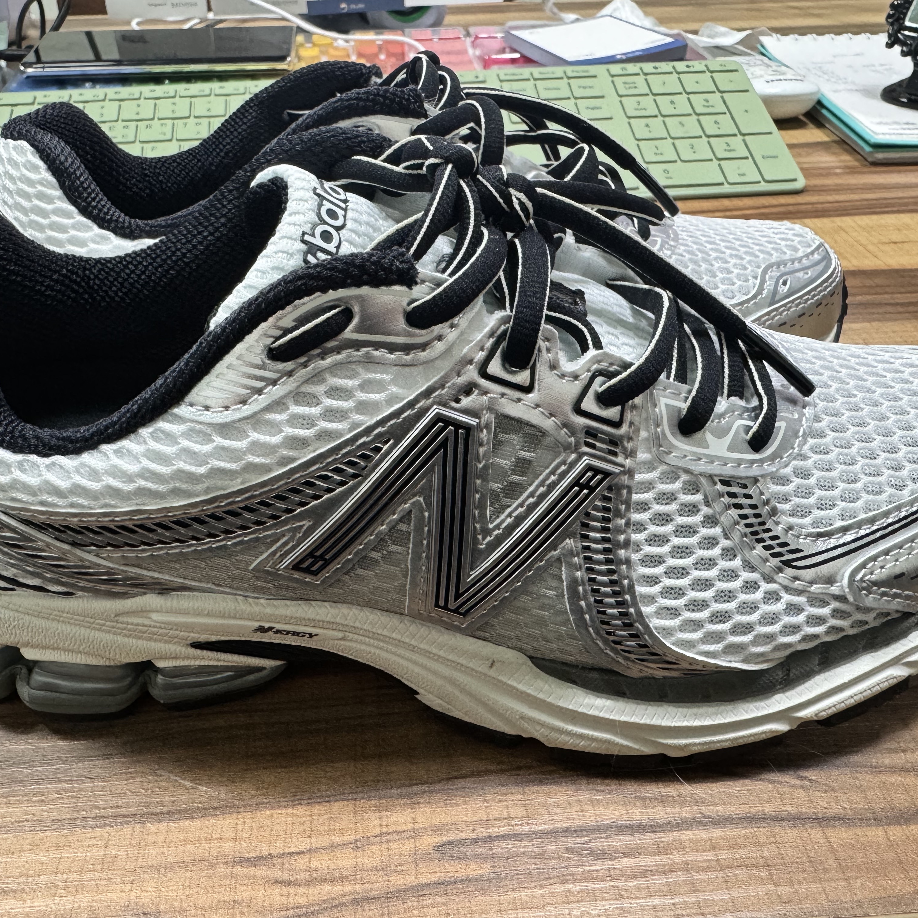 New Balance 860v2 Optic White 착용 스타일