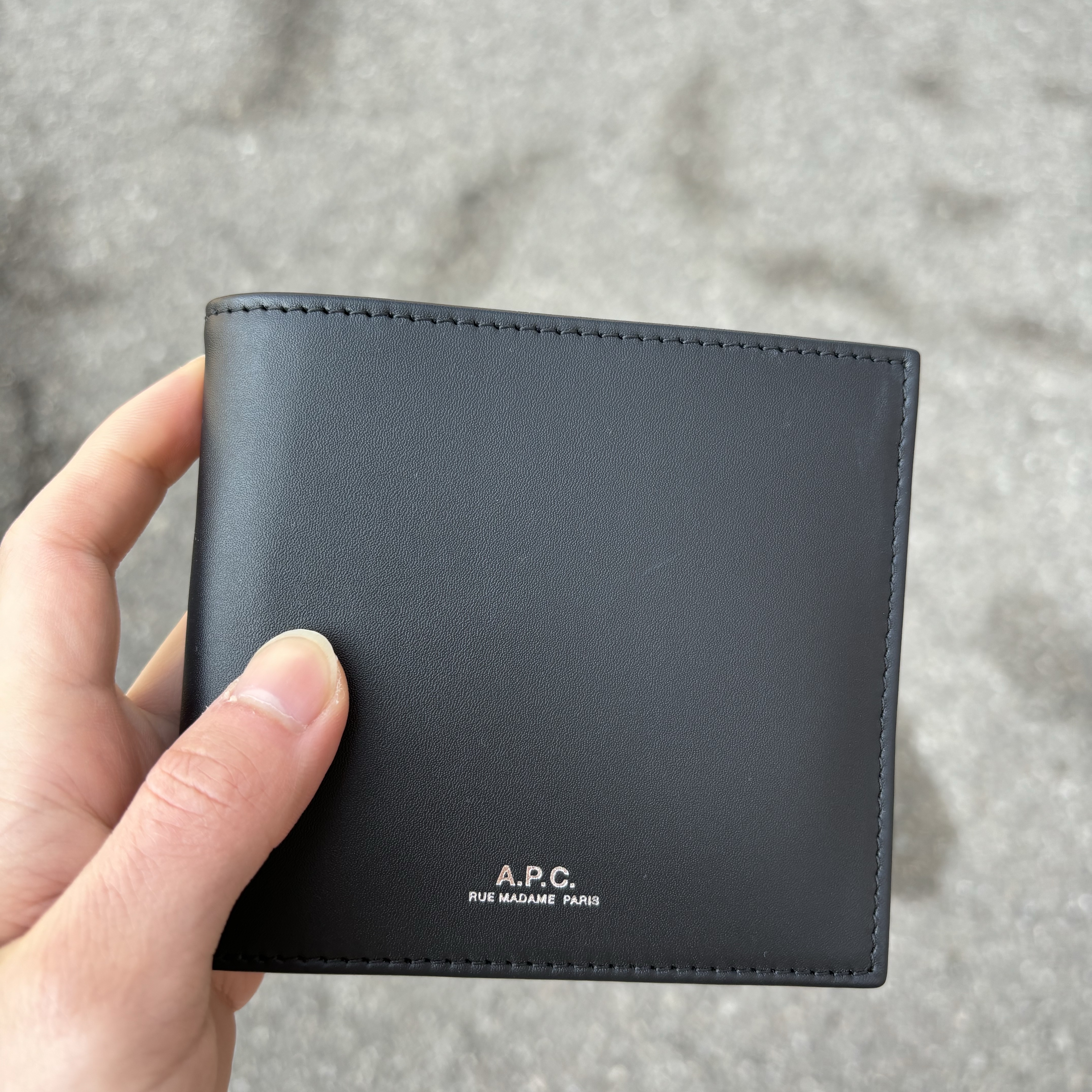A.P.C. London Bill Fold Wallet Black 착용 스타일