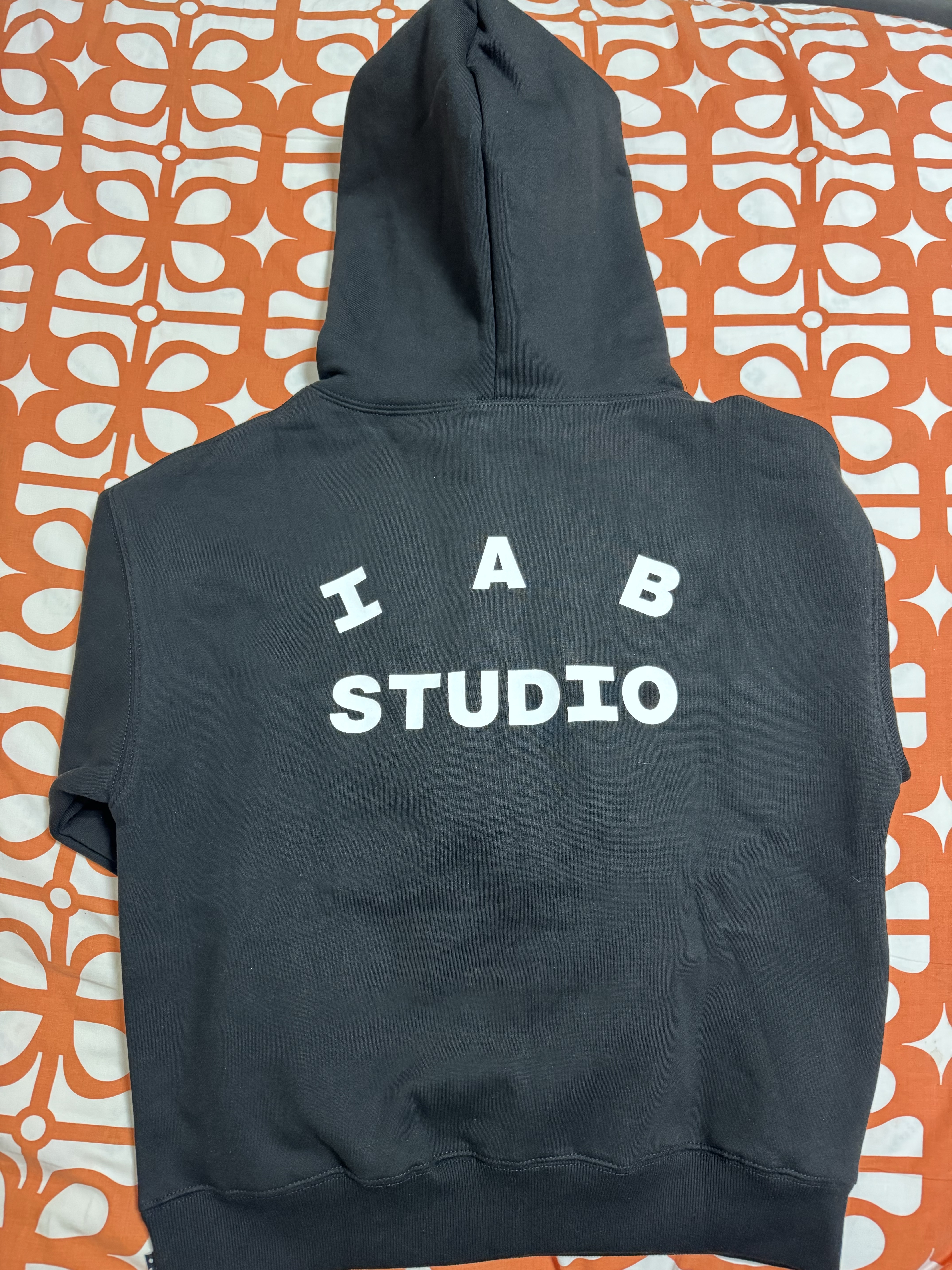 IAB Studio Hoodie Black 착용 스타일