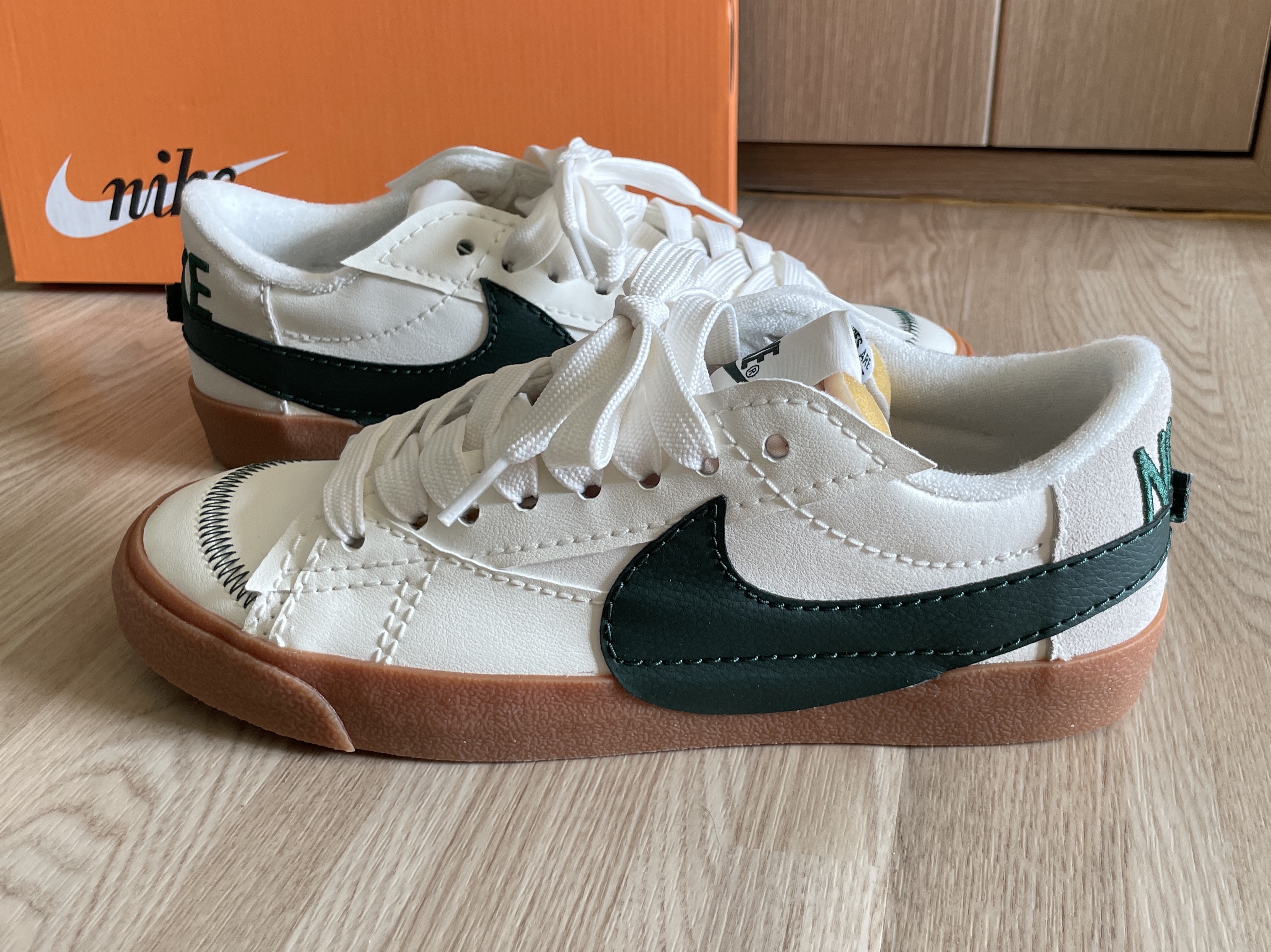 Nike Blazer Low '77 Jumbo Sail Pro Green 착용 스타일 - 1