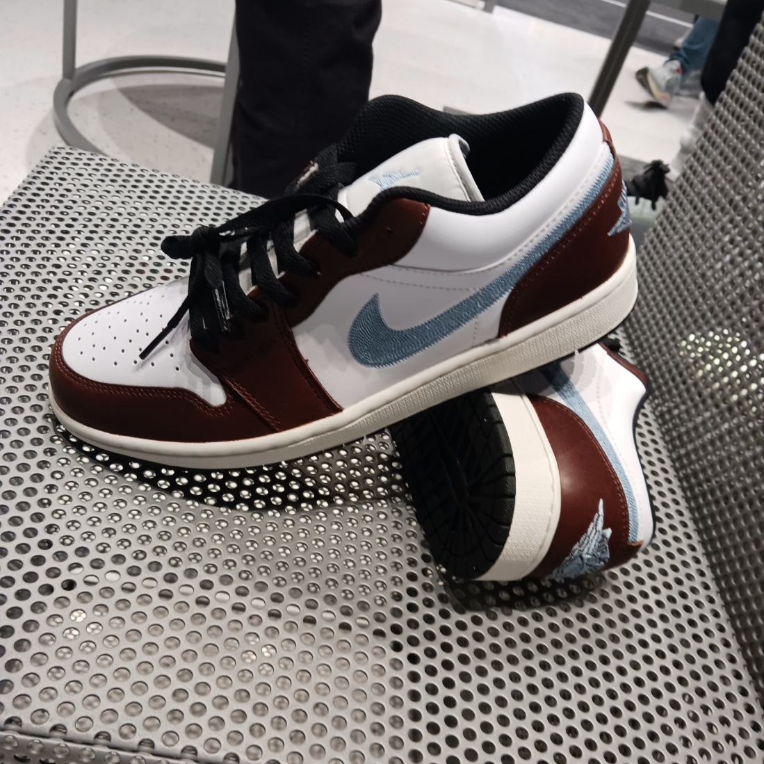 Jordan 1 Low SE White Blue Grey 착용 스타일 - 2