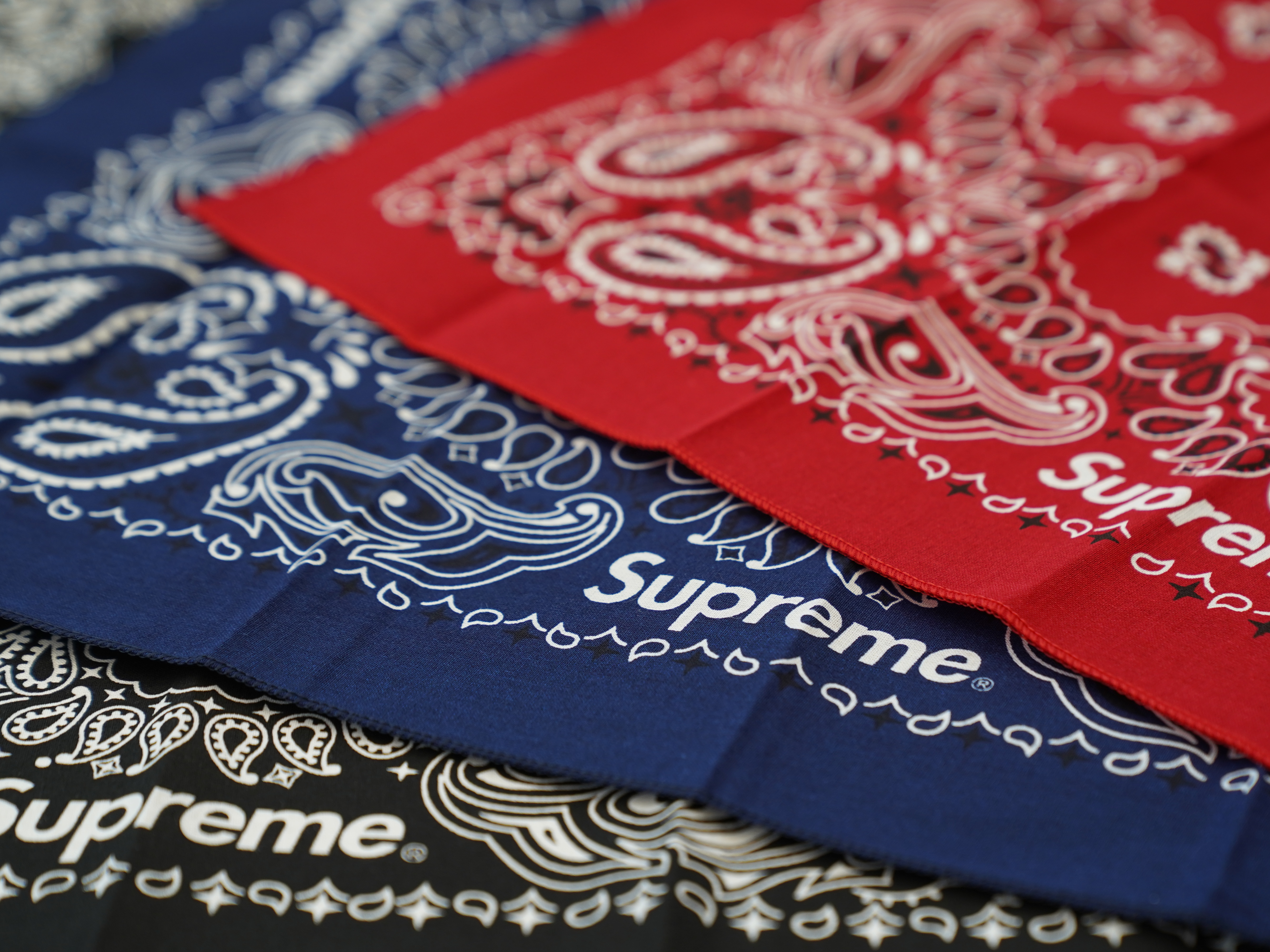 Supreme Hav-A-Hank Bandanas Multicolor (Set of 3) - 24SS 착용 스타일 - 1
