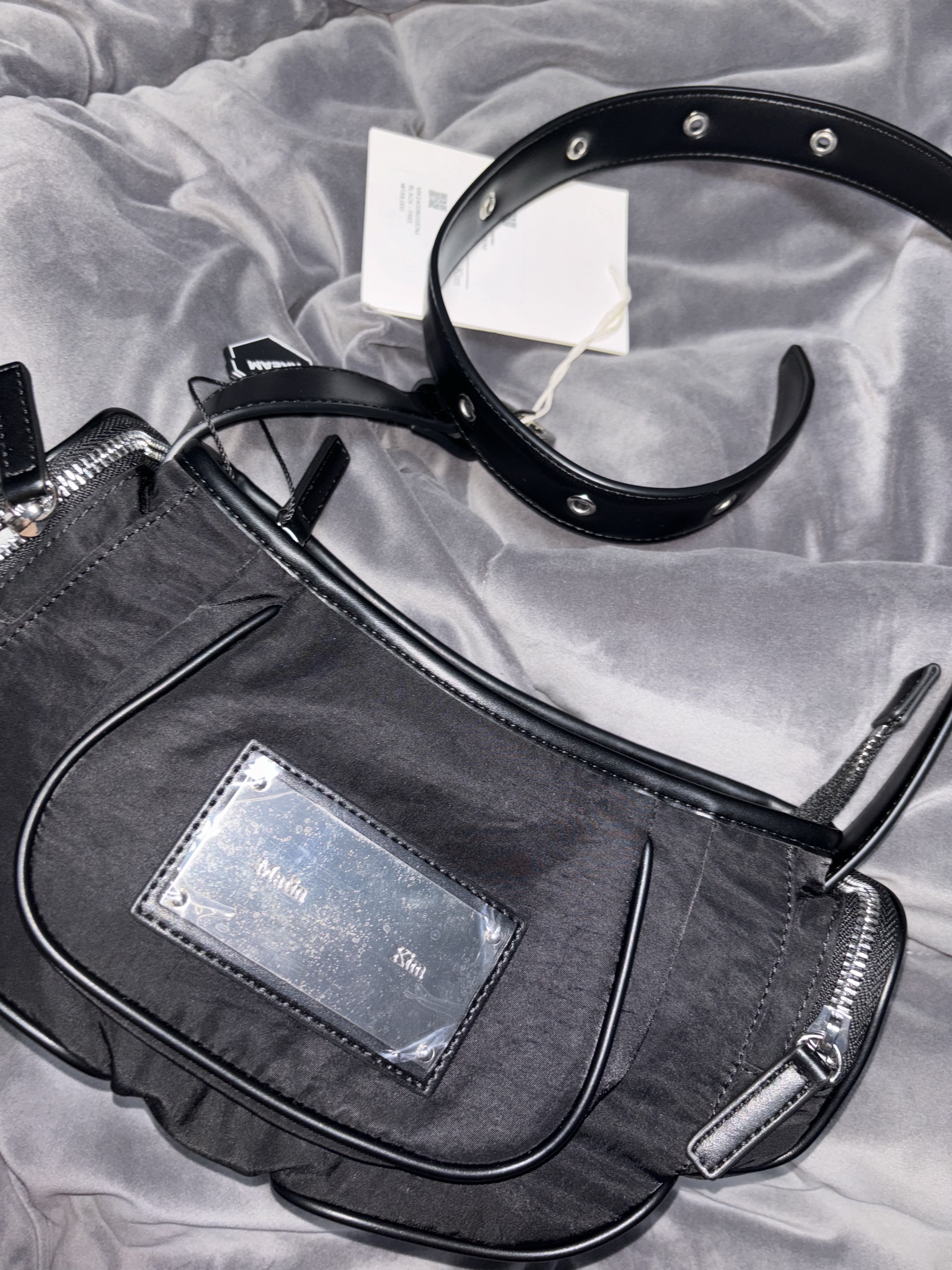 Matin Kim Madeleine Round Bag Black 착용 스타일 - 3