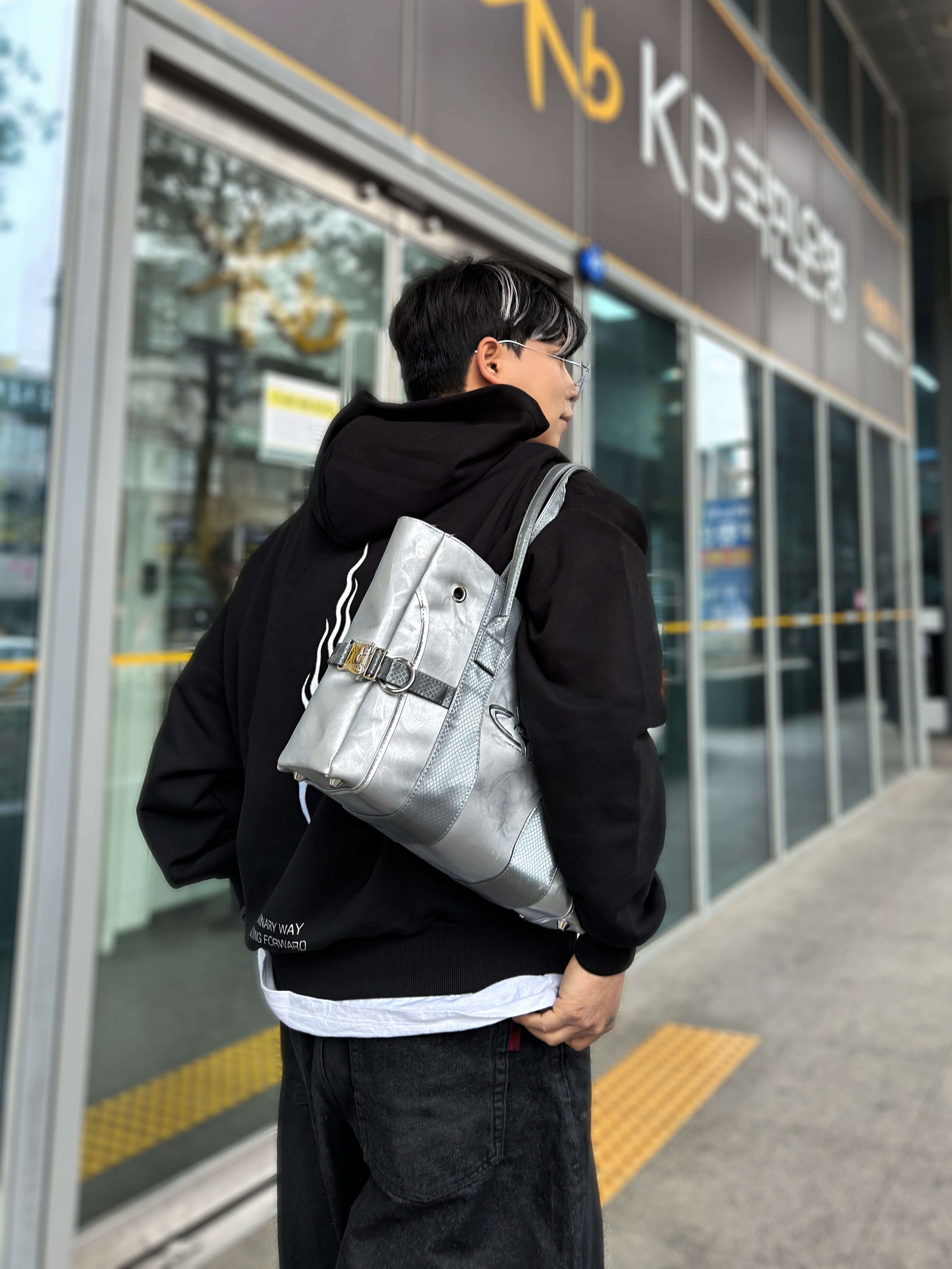 Jordan 1 Retro High OG Chicago 2015, Apple AirPods Max Lightning Space Gray (Korean Ver.) 착용 스타일 - 5