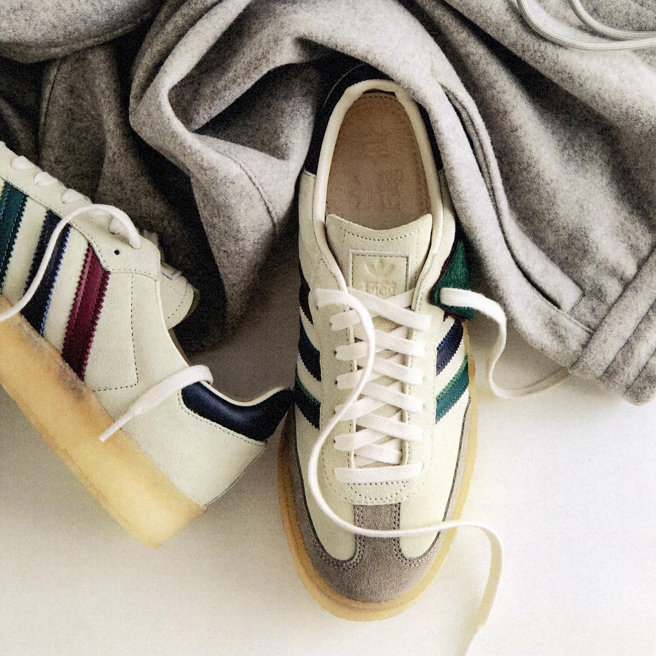 Adidas x Clarks x Ronnie Fieg 8th Street Samba Chalk White Collegiate Green 착용 스타일 - 3