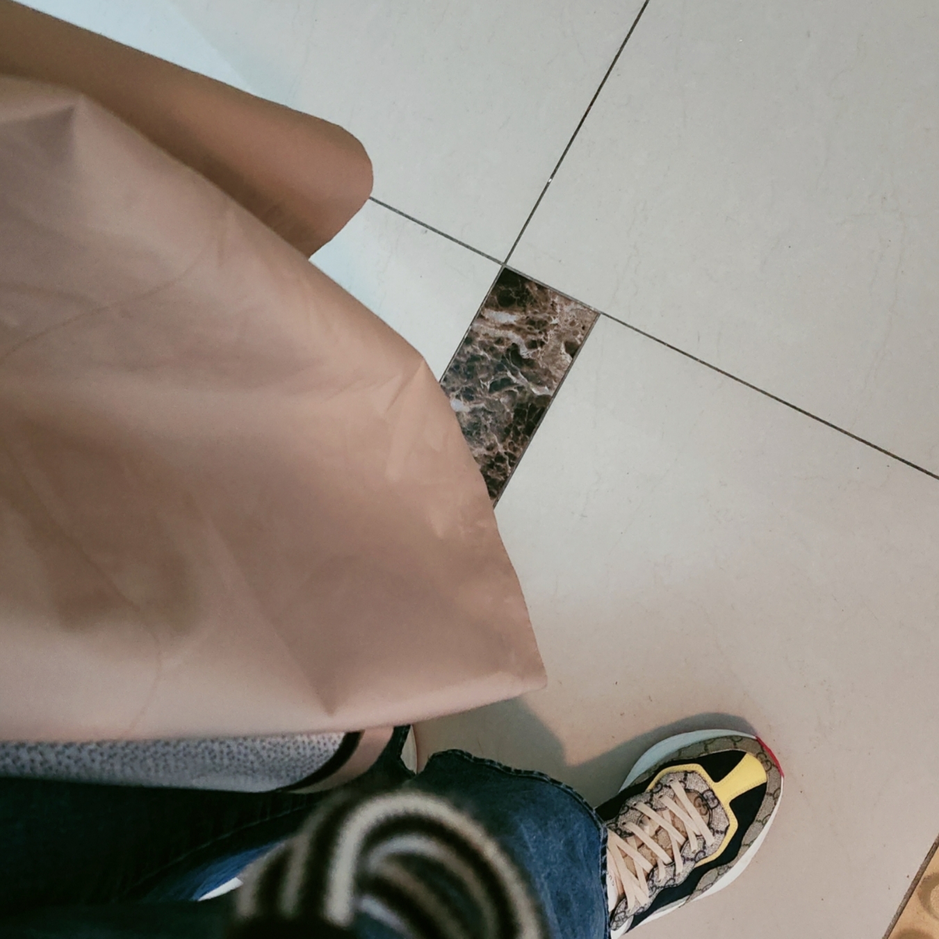 Gucci GG Rhyton Beige Sneakers Ebony Blue 착용 스타일 - 10
