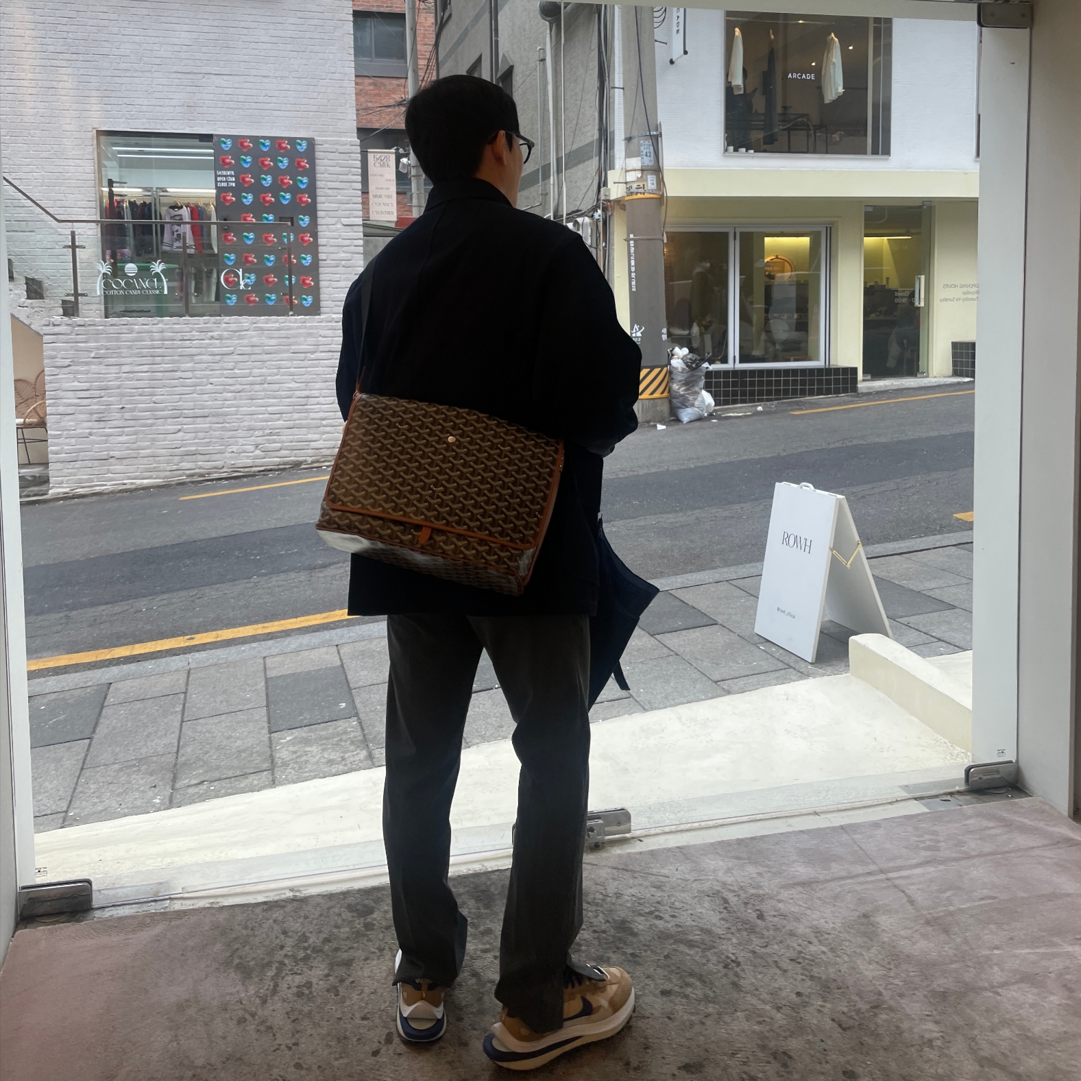 Gentle Monster Ron 01 Black, Goyard Capetien MM Messenger Bag Black 착용 스타일 - 2