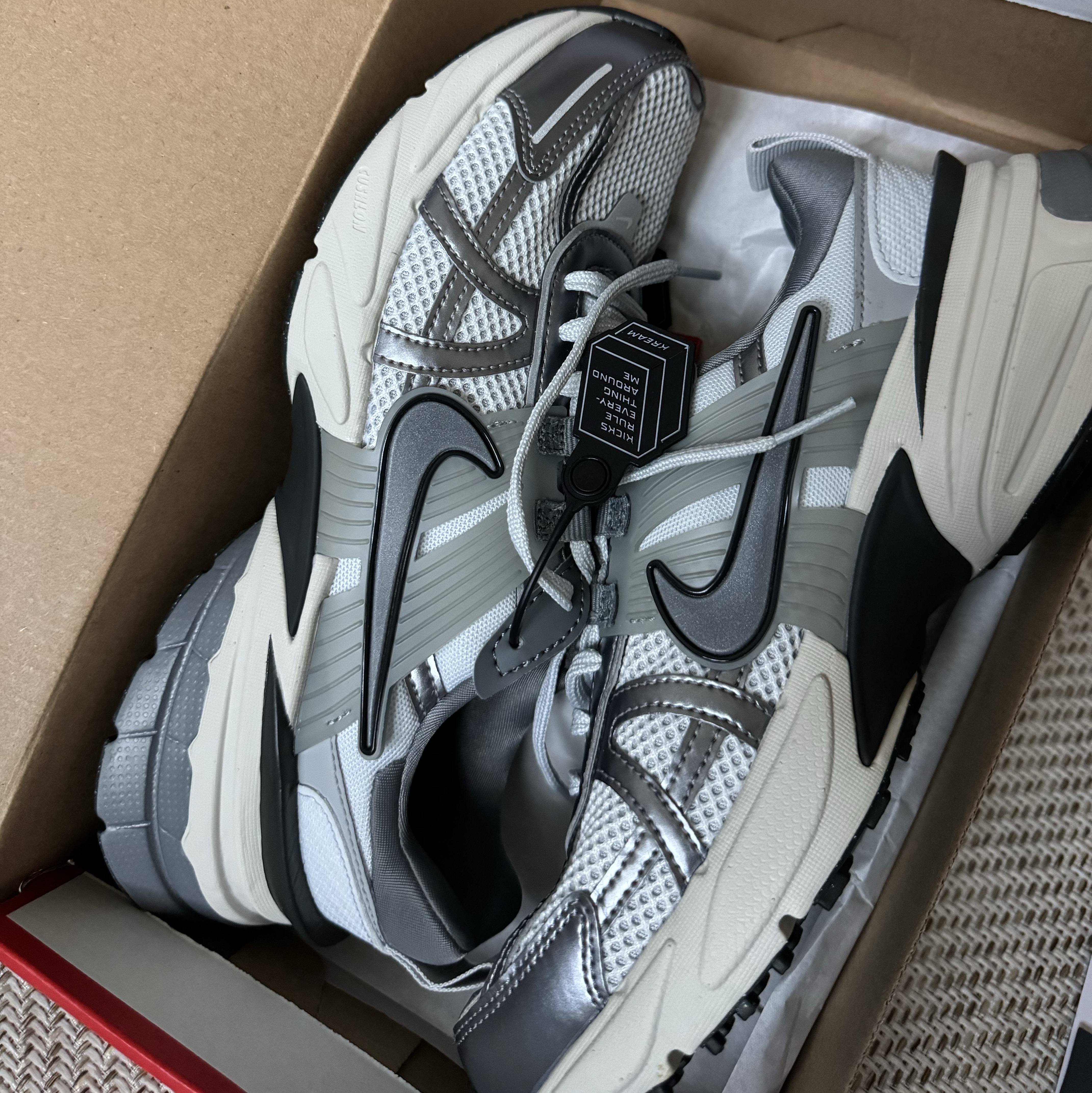 Nike V2K Run Pure Platinum Wolf Grey 착용 스타일 - 3