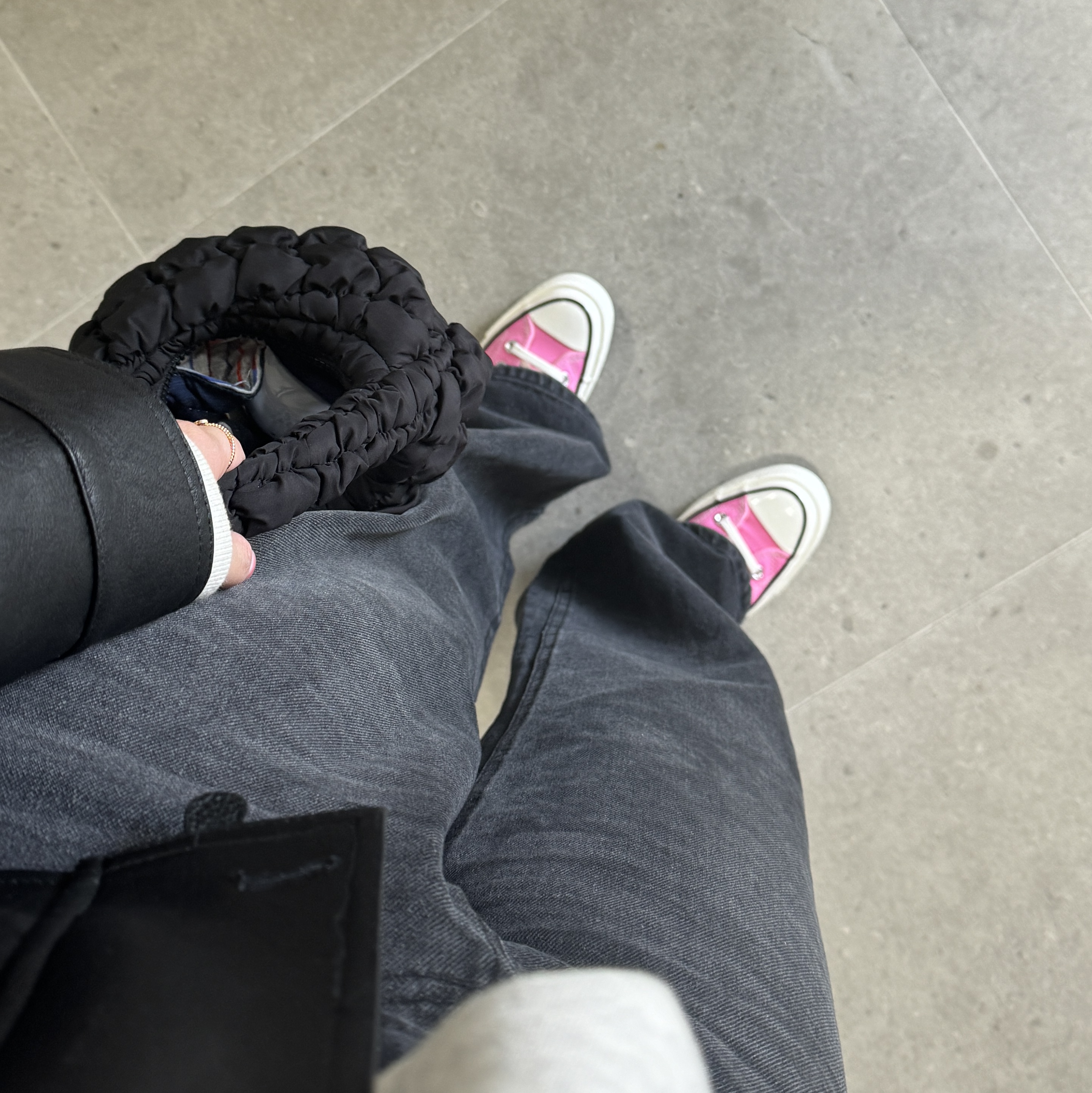 Converse Chuck 70 Ox Vintage Canvas Pink, COS Quilted Micro Bag Black 착용 스타일