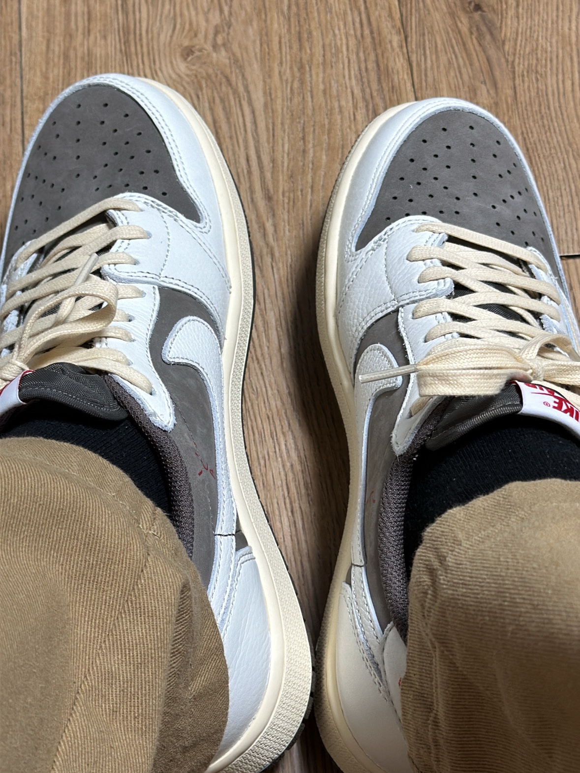 Jordan 1 x Travis Scott Retro Low OG SP Sail and Ridgerock 착용 스타일 - 2