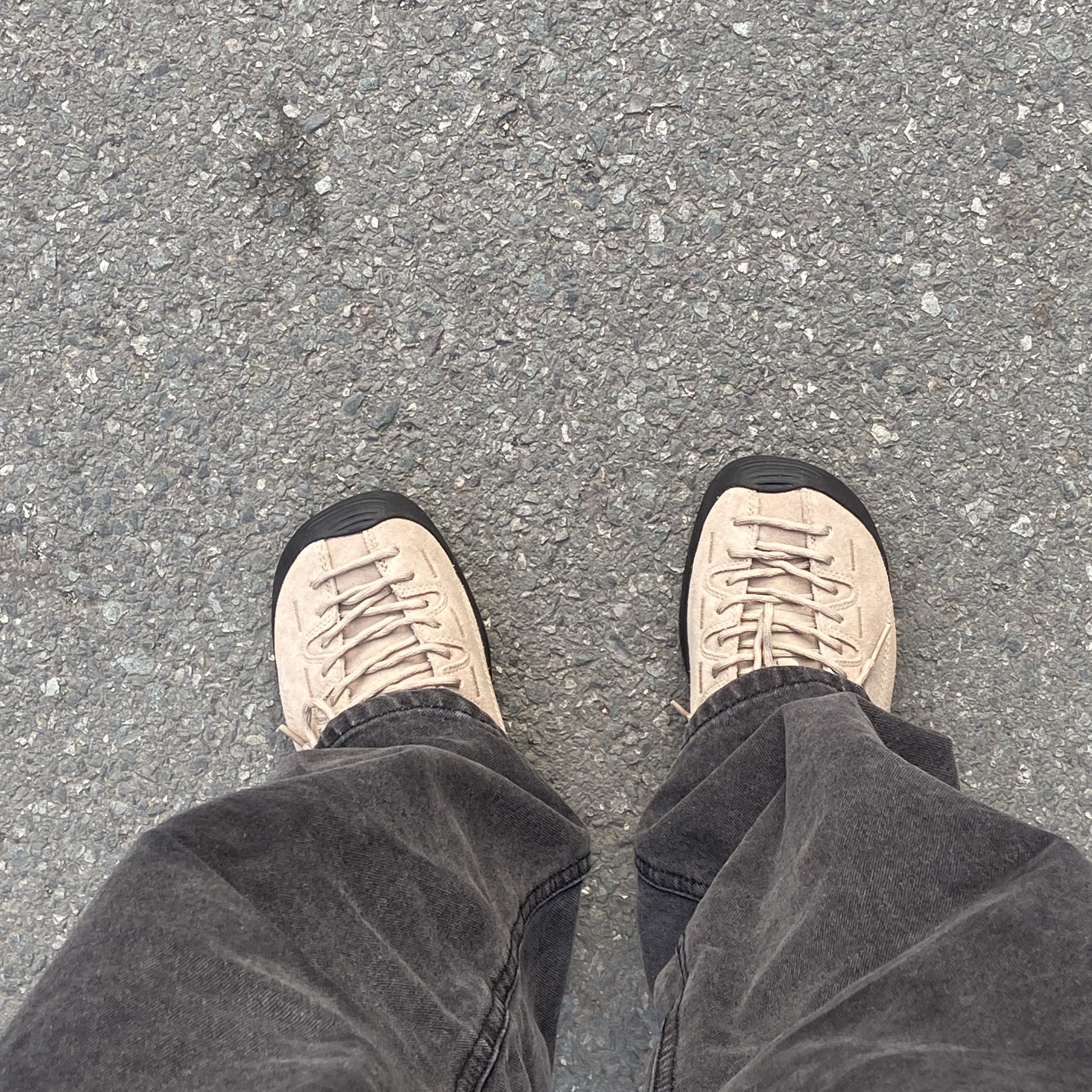 Keen Jasper Suede Sneakers Silver Mink 착용 스타일