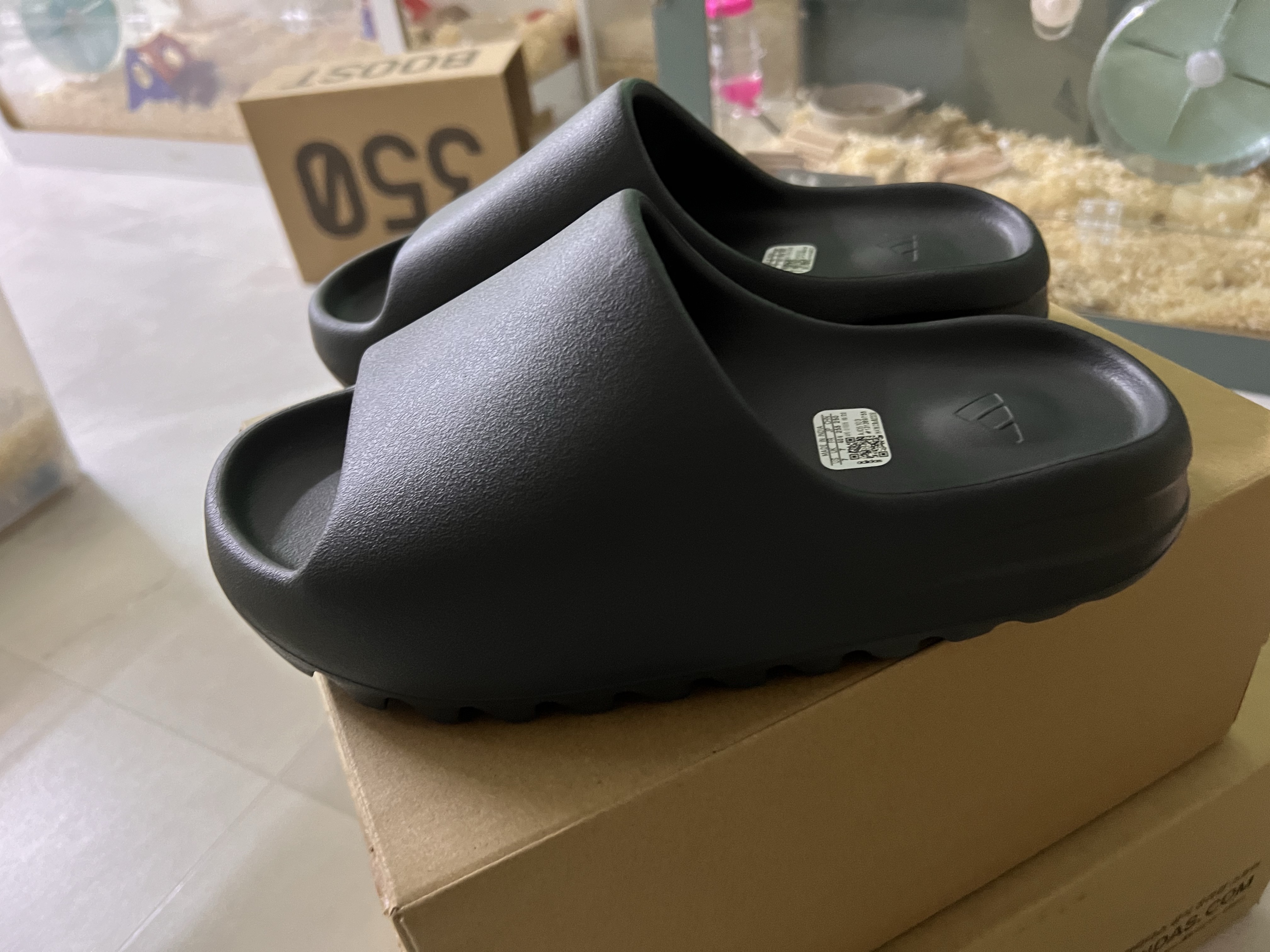 Adidas Yeezy Slide Dark Onyx 2024 착용 스타일