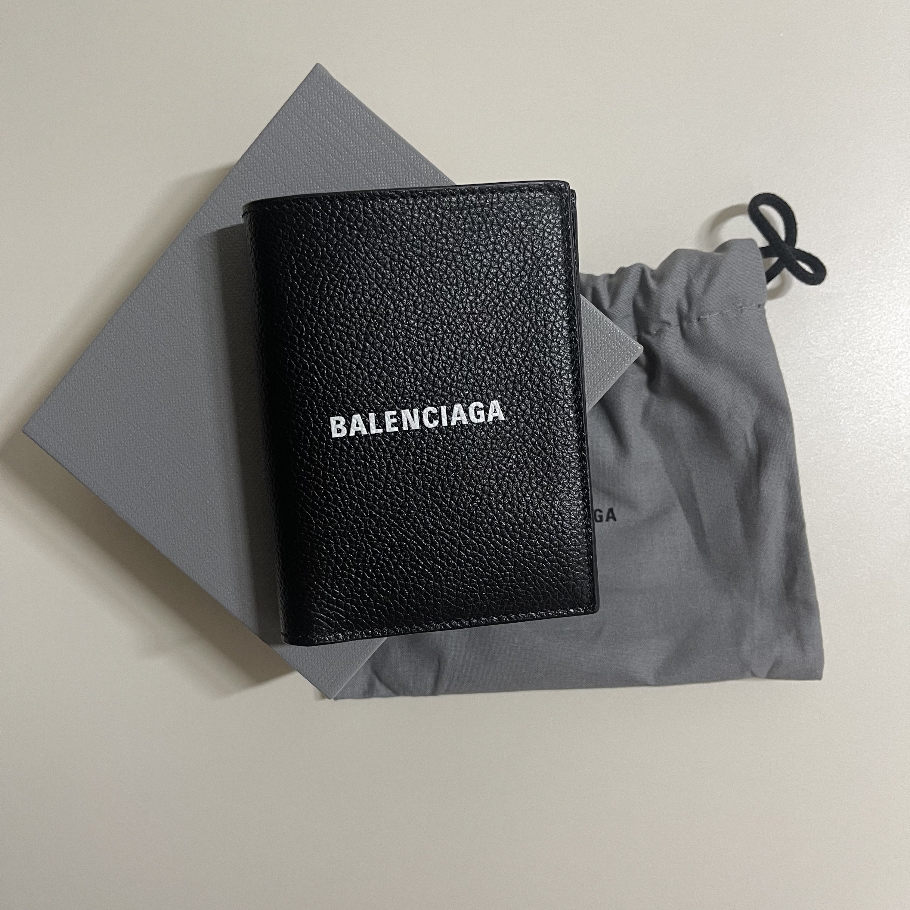 Balenciaga Grained Calfskin Cash Vertical Bi-Fold Wallet Black 착용 스타일