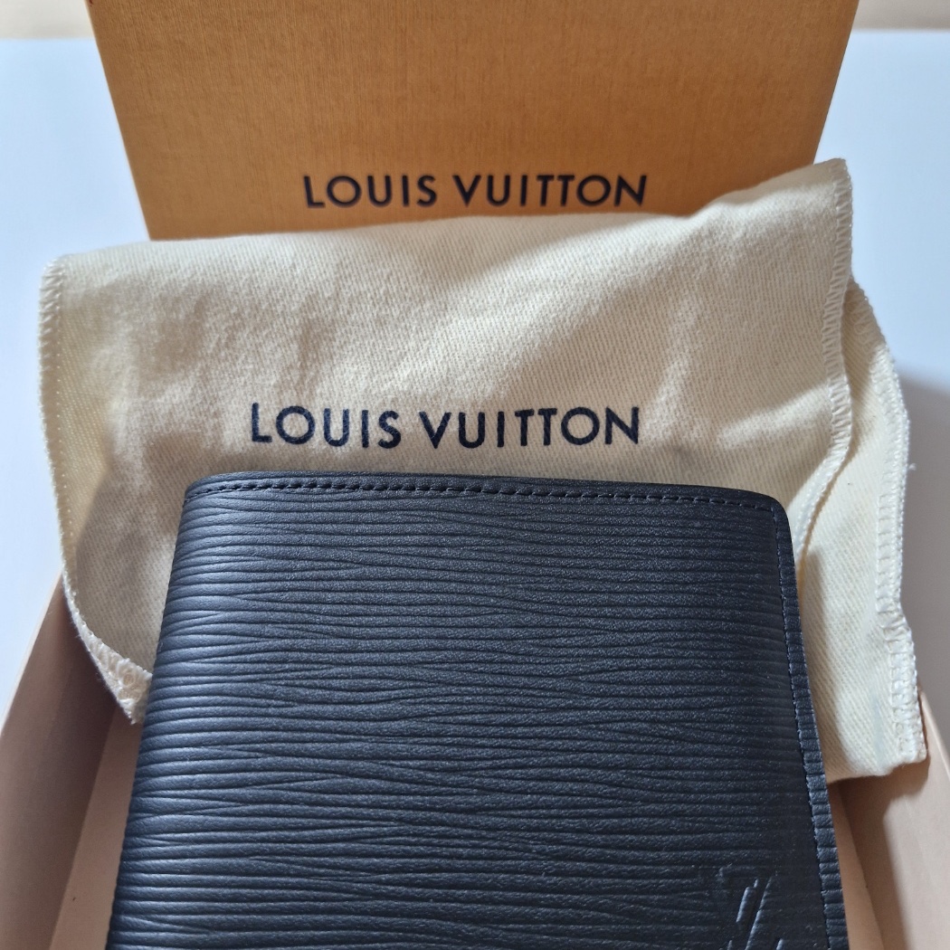 Louis Vuitton Slender Wallet Epi Black 착용 스타일