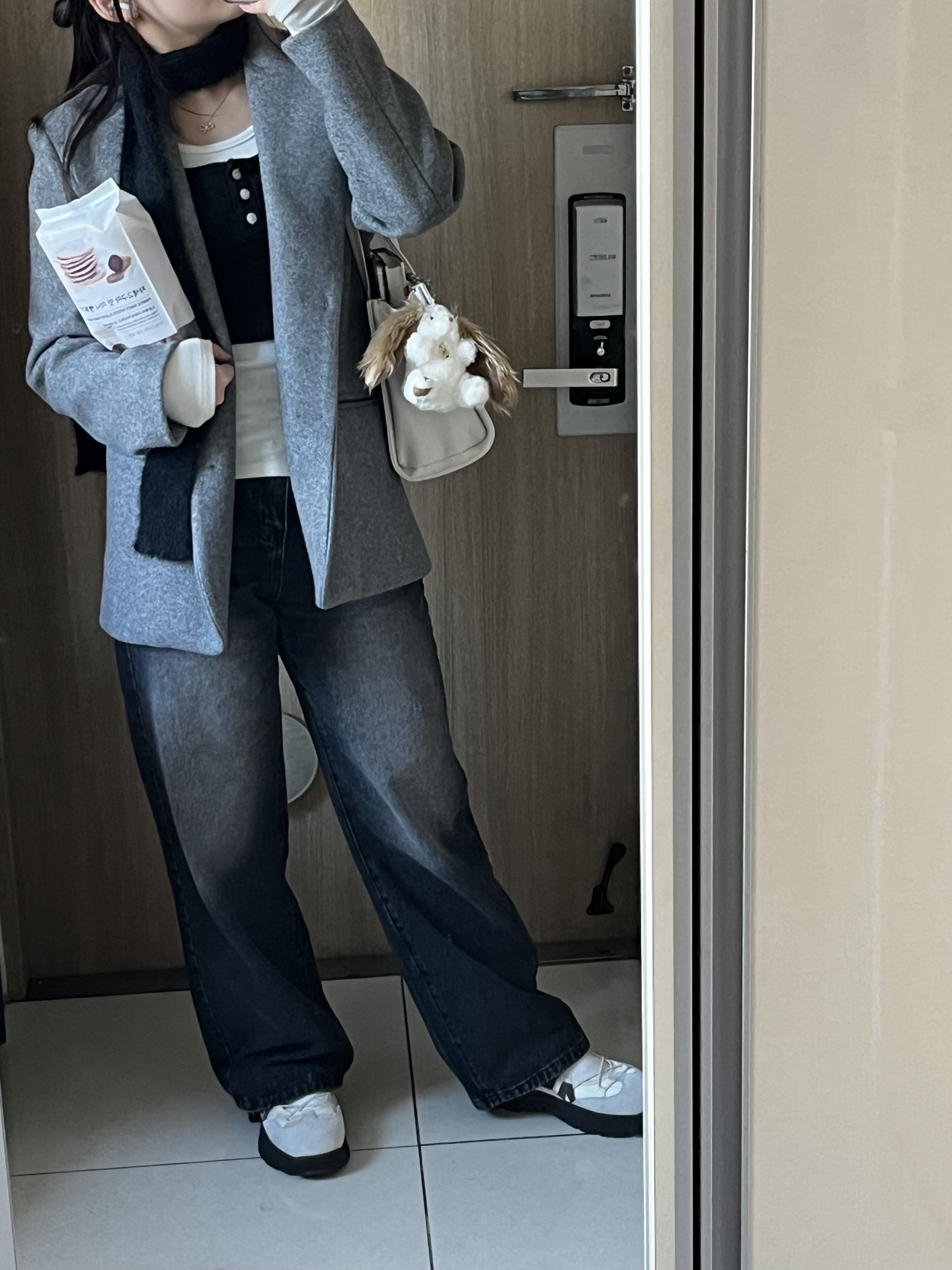 (W) Rockfishweatherwear x Glowny Bryn Velcro Sneakers Ivory 착용 스타일 - 1
