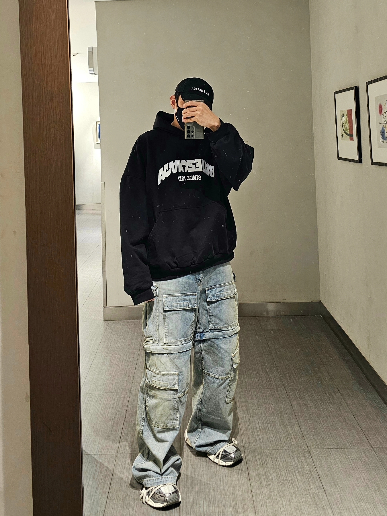 (W) Balenciaga Cargo Boyfriend Jeans Blue, Balenciaga 3XL Sneakers Grey White Red 착용 스타일 - 1