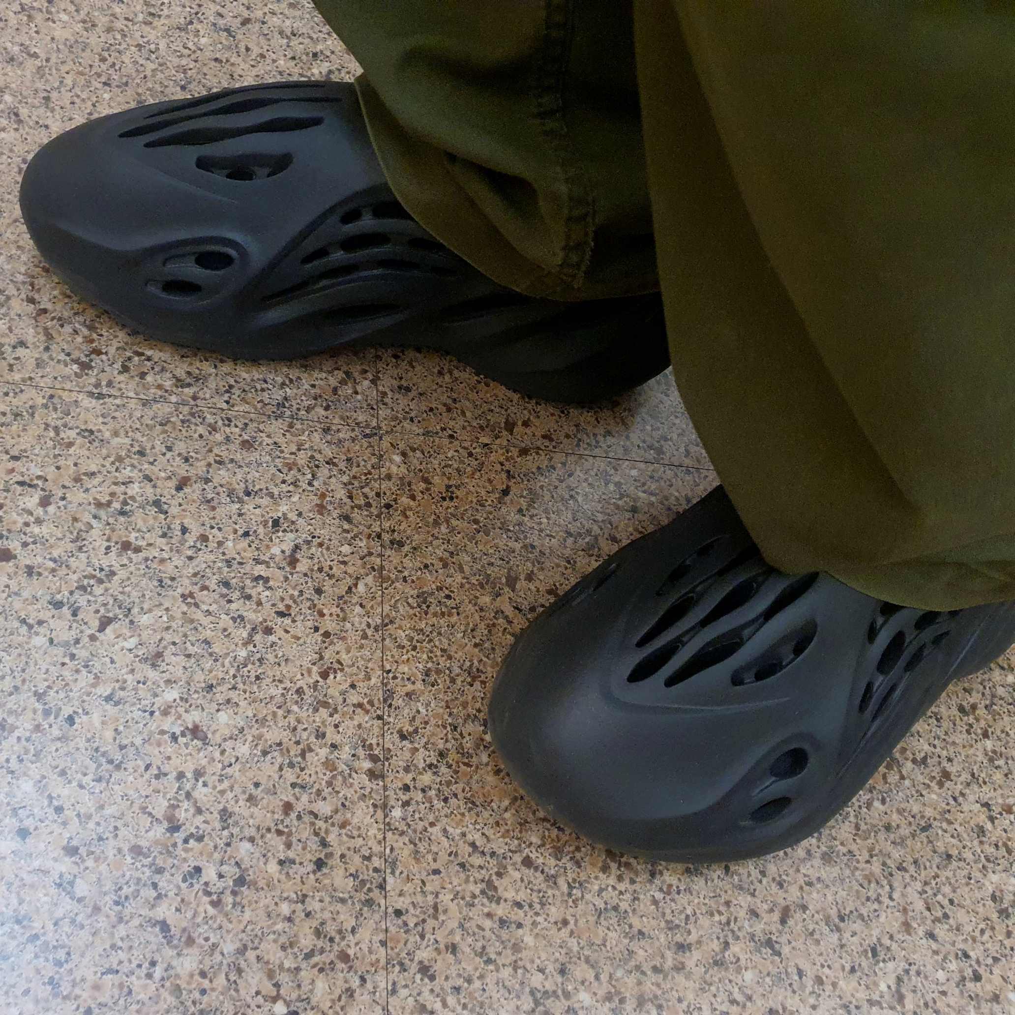 Adidas Yeezy Foam RNNR Onyx 착용 스타일