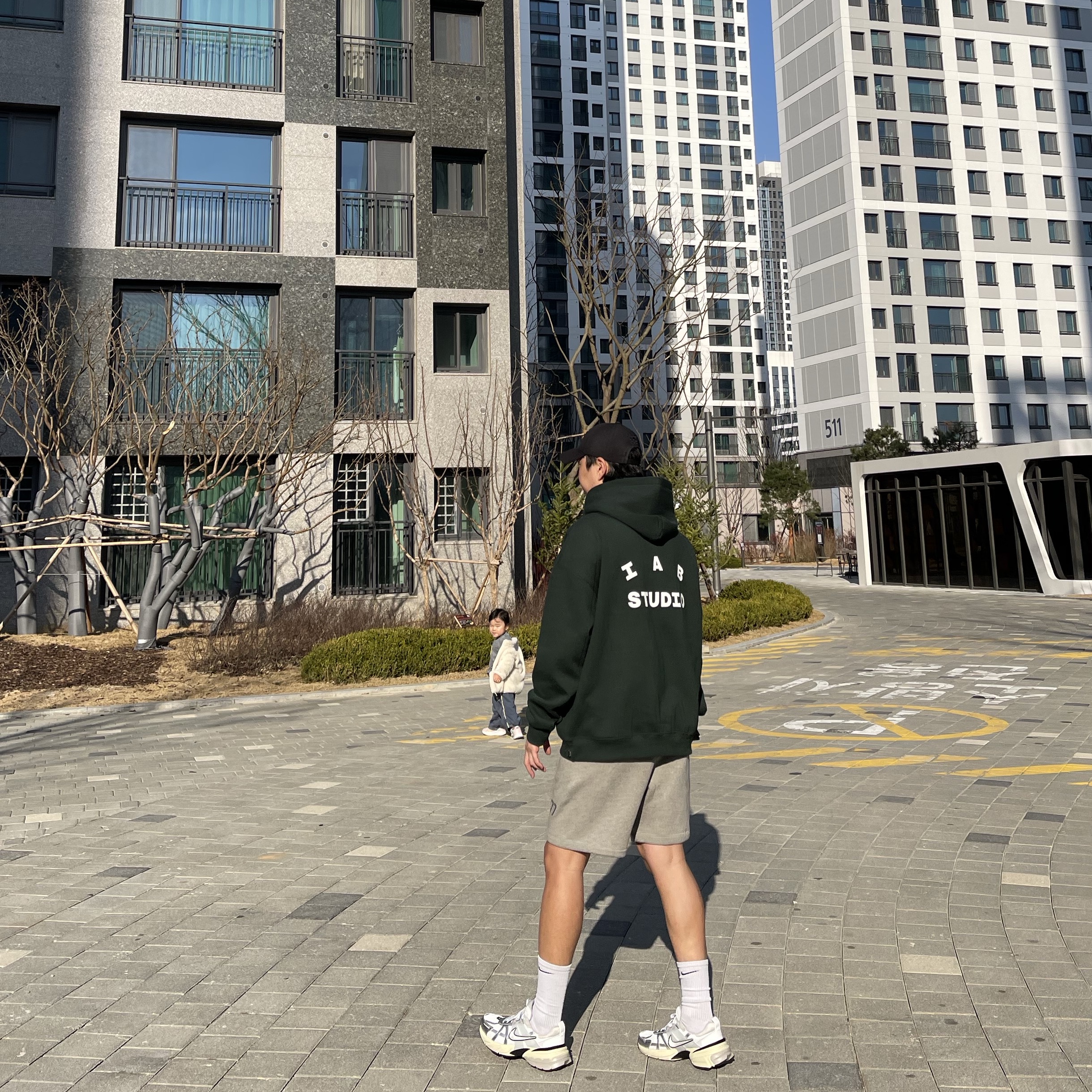 IAB Studio Hoodie Deep Green, Essentials 1977 Shorts Dark Oatmeal - 22SS 착용 스타일 - 2
