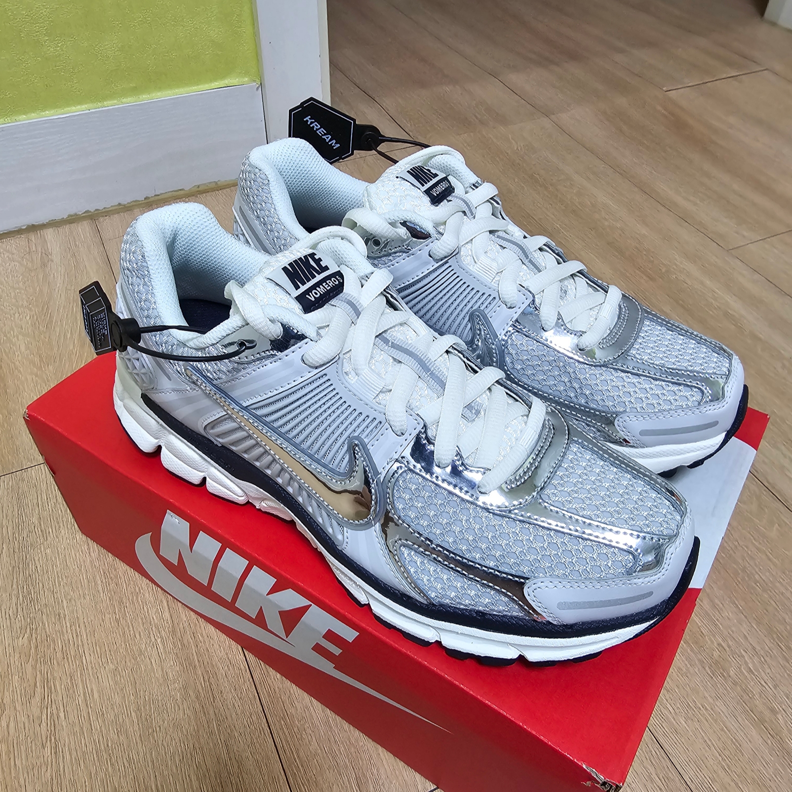 (W) Nike Zoom Vomero 5 Photon Dust and Metallic Silver 착용 스타일