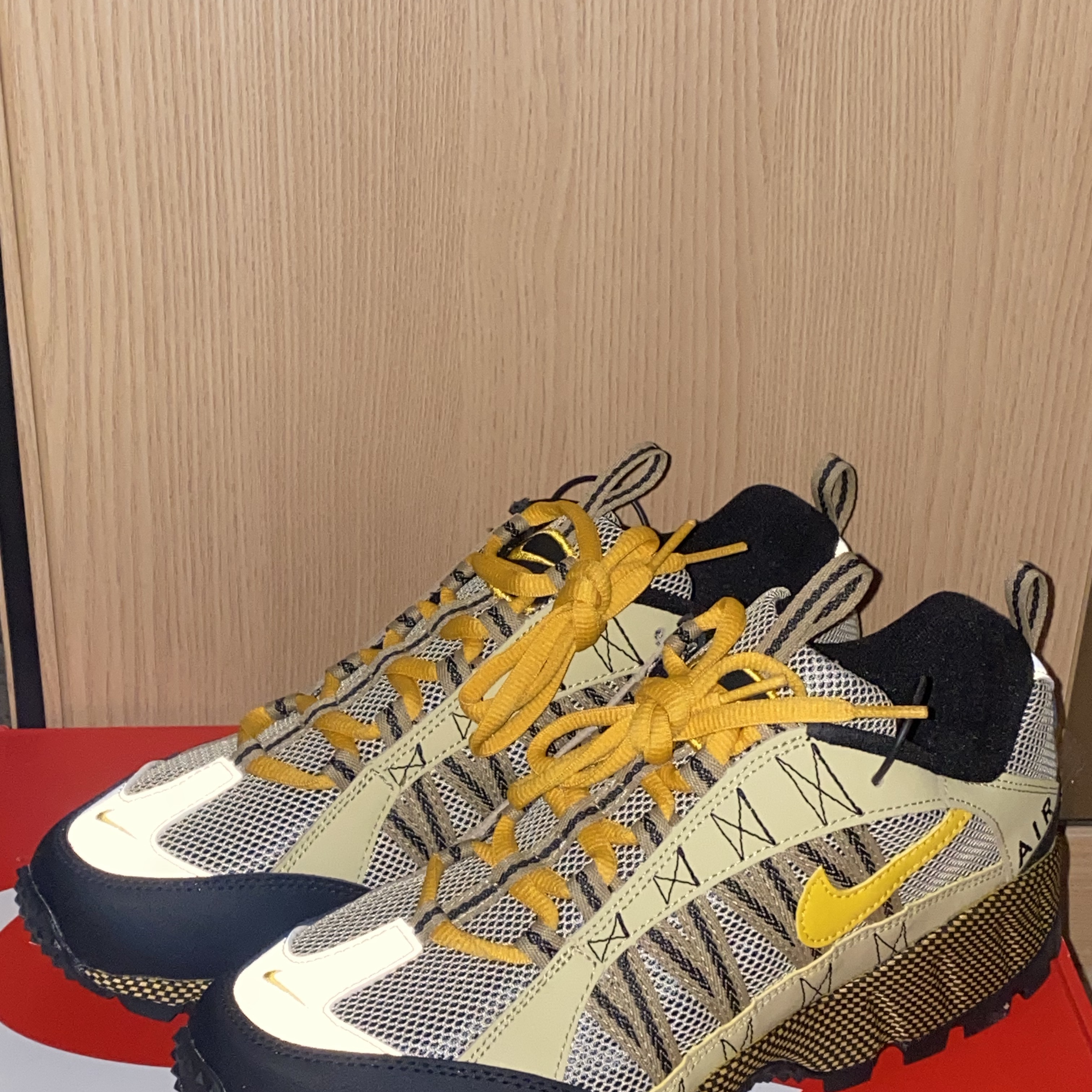 Nike Air Humara Wheat Grass 착용 스타일