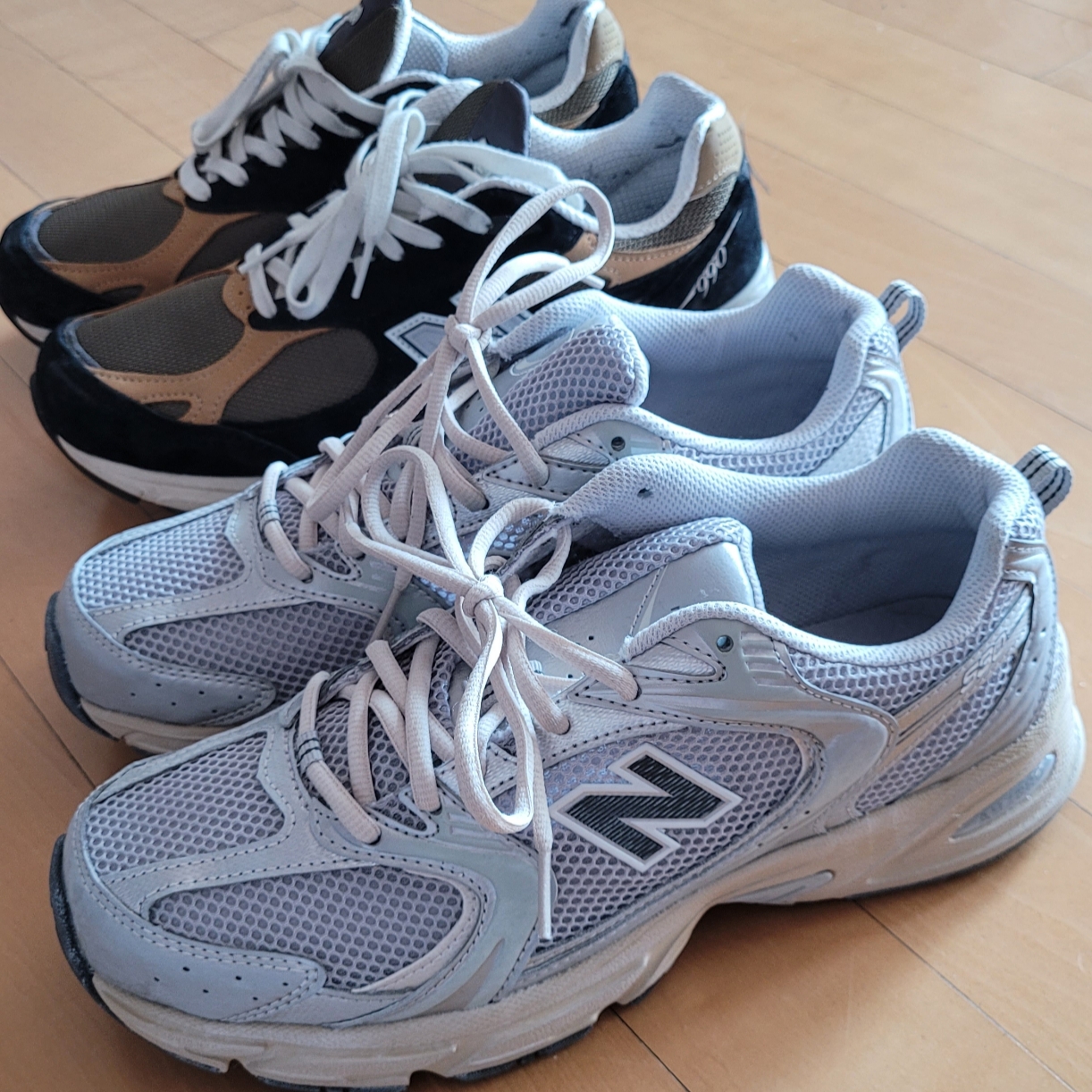 New Balance 530 Vintage Metallic Silver, New Balance 990v3 Made in USA Black Tan 착용 스타일 - 3