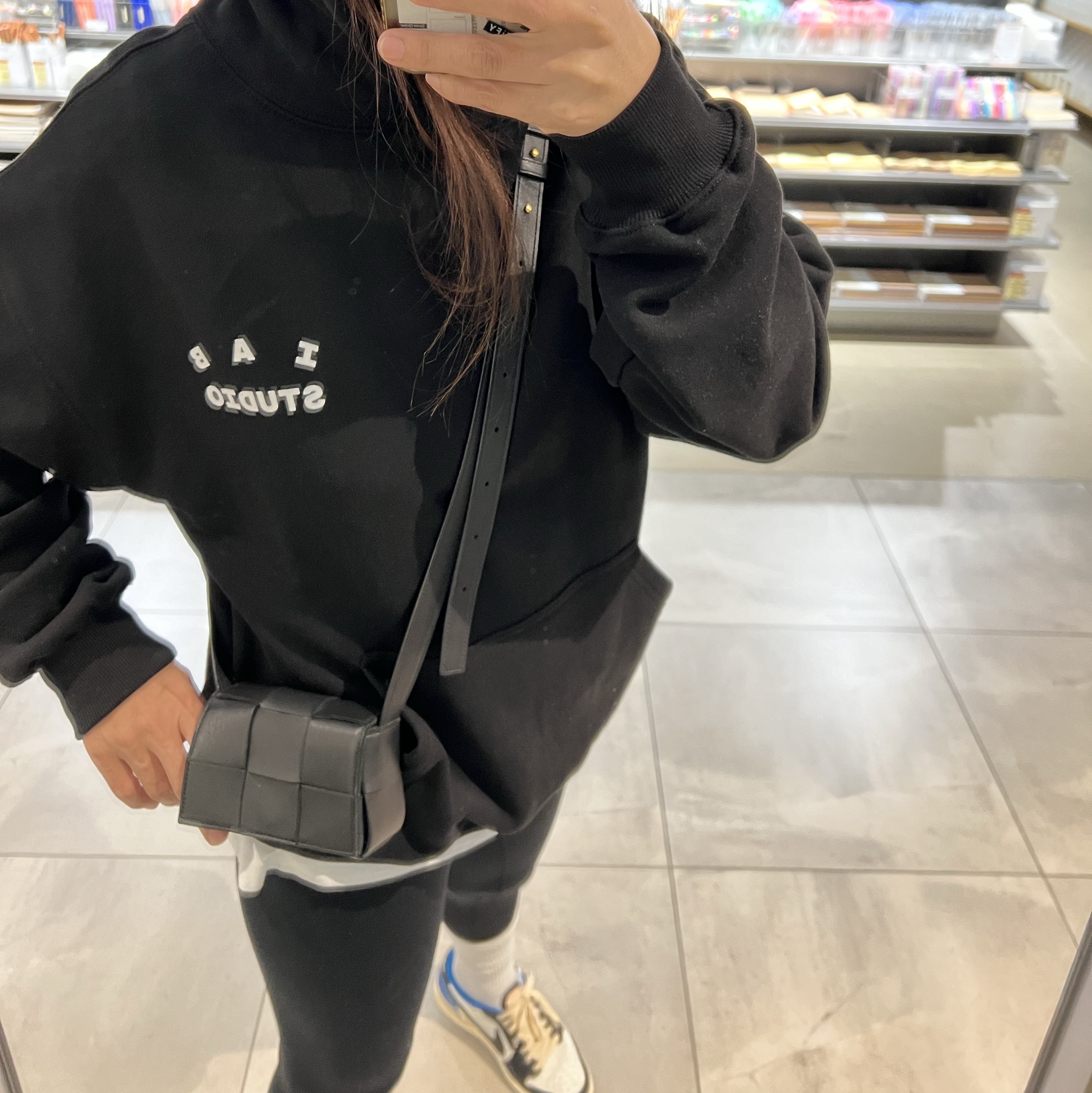 IAB Studio Hoodie Black, (W) IAB Studio Leggings Black 착용 스타일 - 2