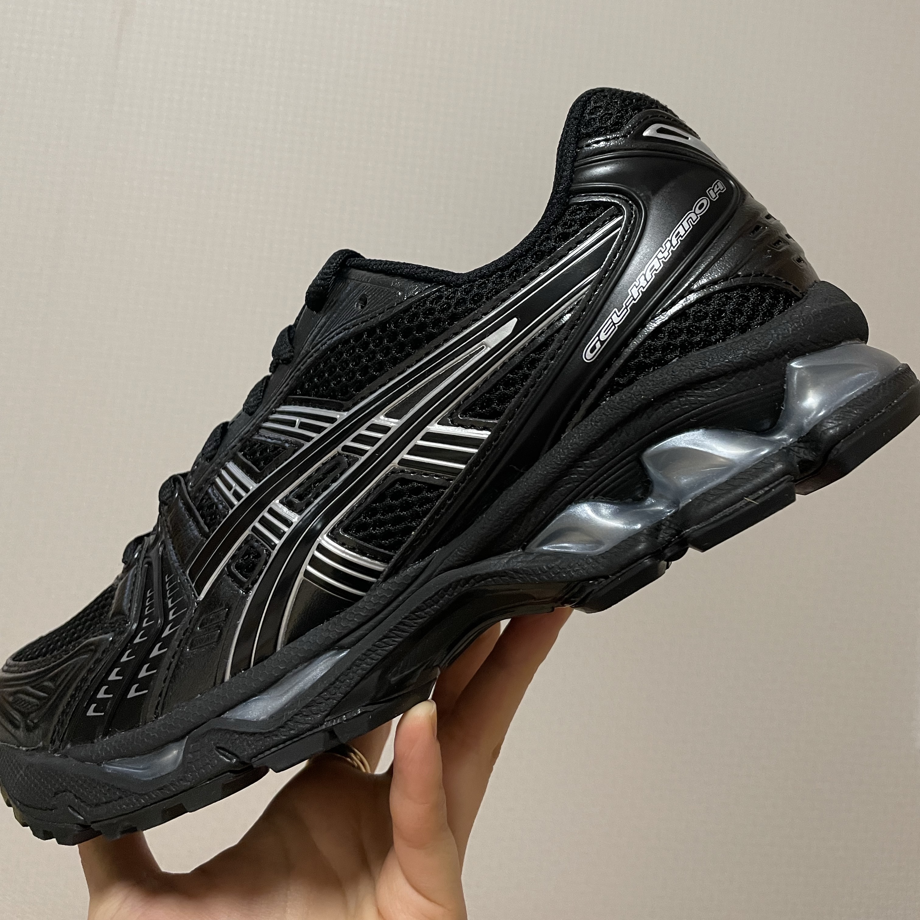 Asics Gel-Kayano 14 Black Pure Silver 착용 스타일