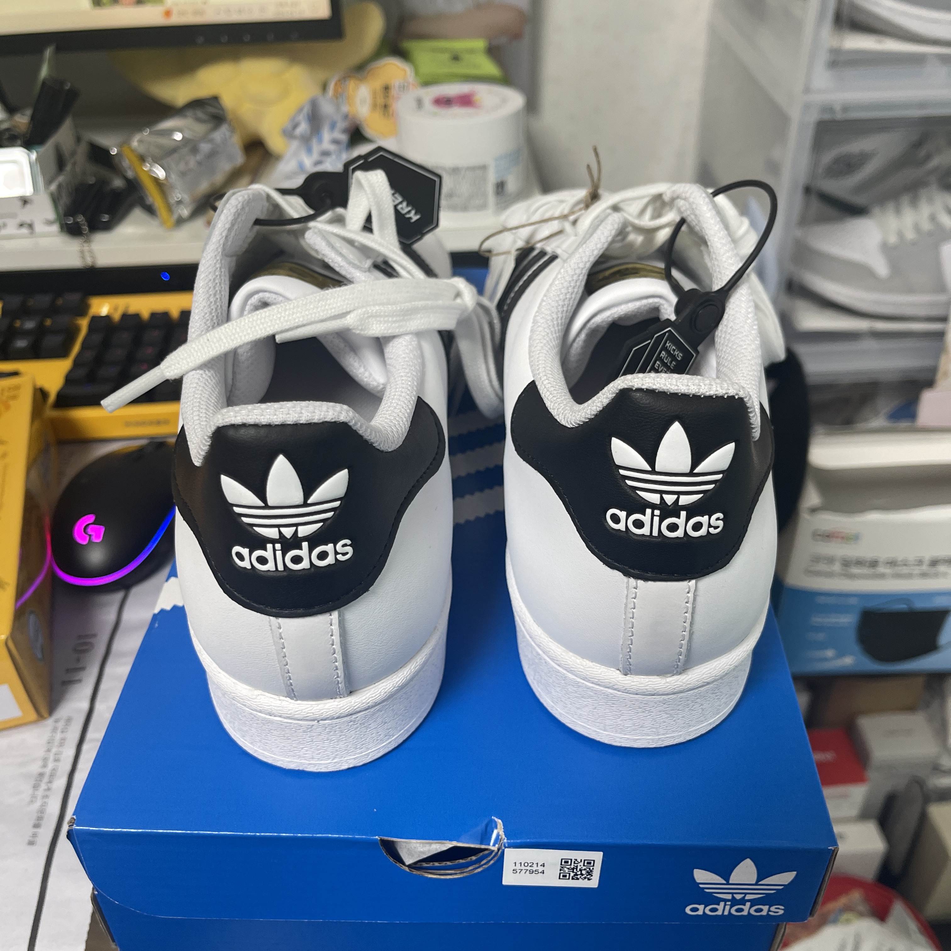 Adidas Superstar White Black 착용 스타일 - 4