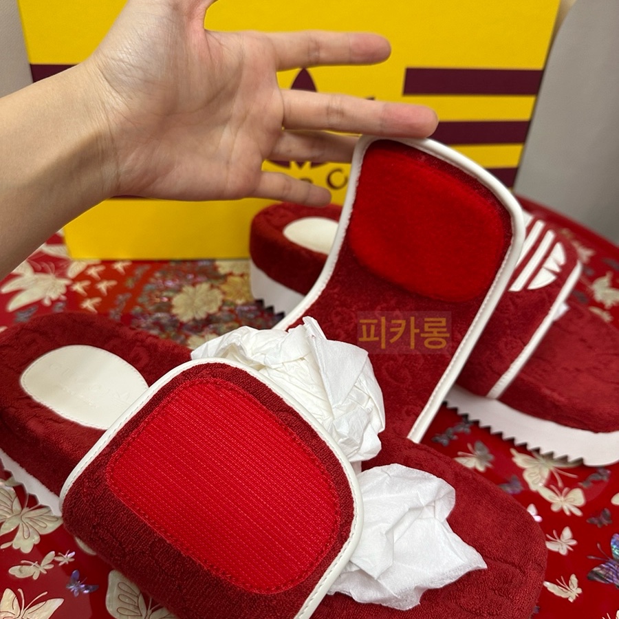 Gucci x Adidas GG Platform Sandal Red 착용 스타일 - 6