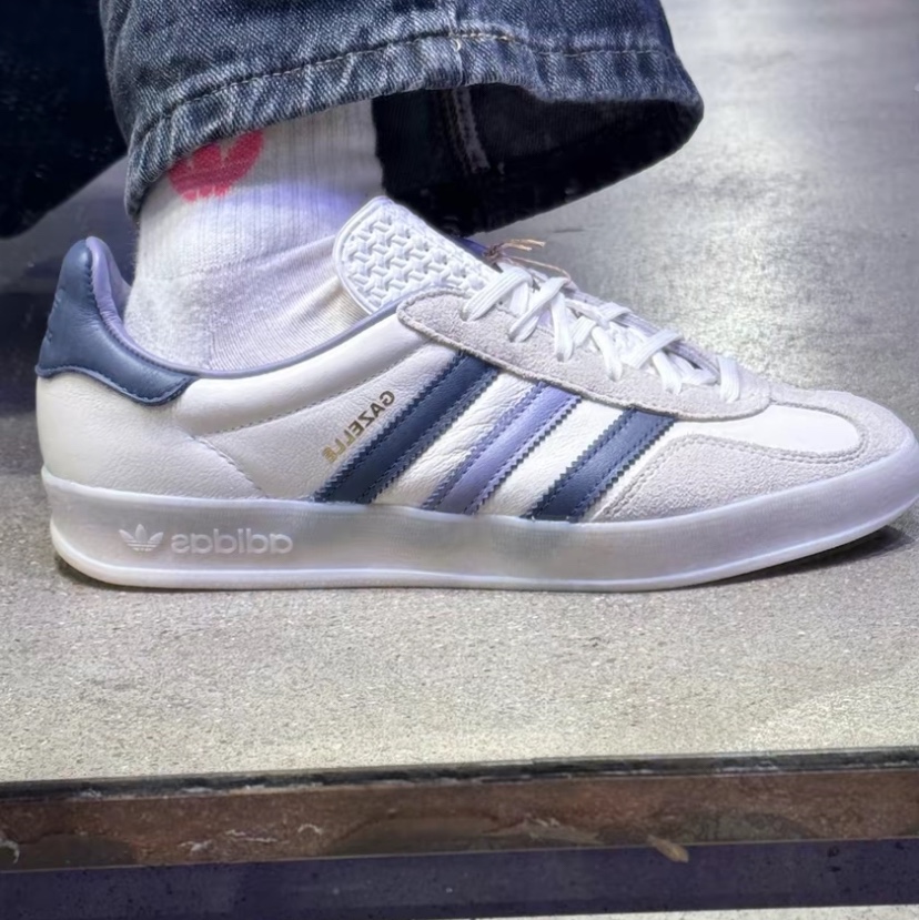 Adidas Gazelle Indoor Core White Preloved Ink 착용 스타일