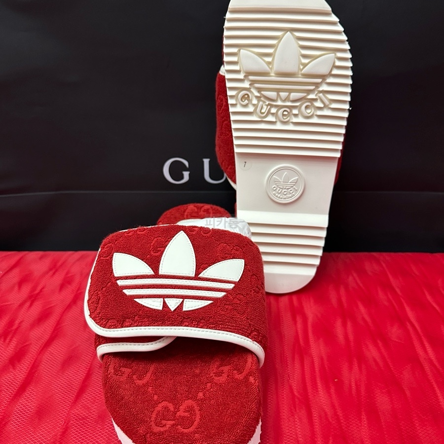 Gucci x Adidas GG Platform Sandal Red 착용 스타일 - 5