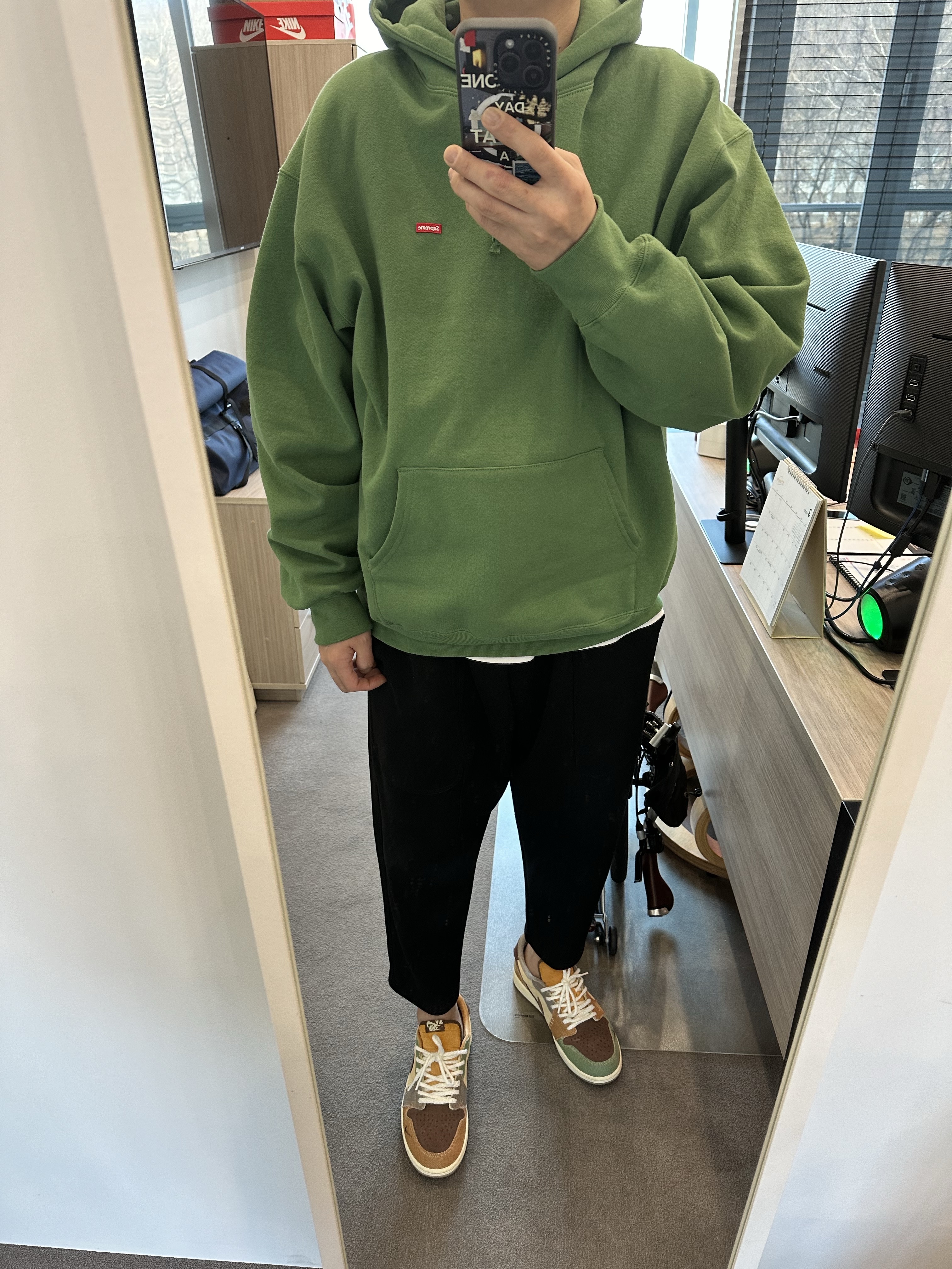 Jordan 1 x Zion Williamson Retro Low OG Flax and Oil Green 착용 스타일 - 1