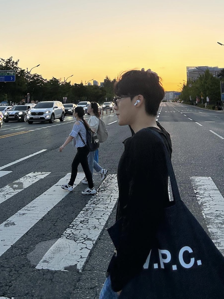 A.P.C. Daniela Shopping Bag Indigo 착용 스타일