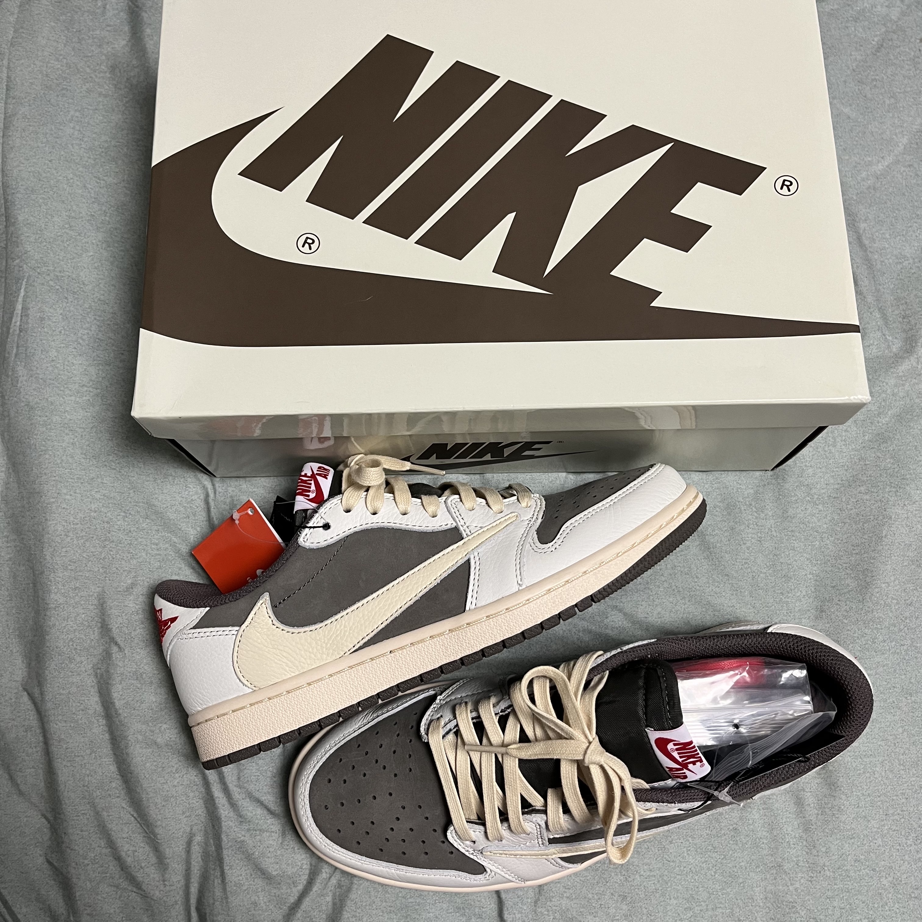 Jordan 1 x Travis Scott Retro Low OG SP Sail and Ridgerock 착용 스타일