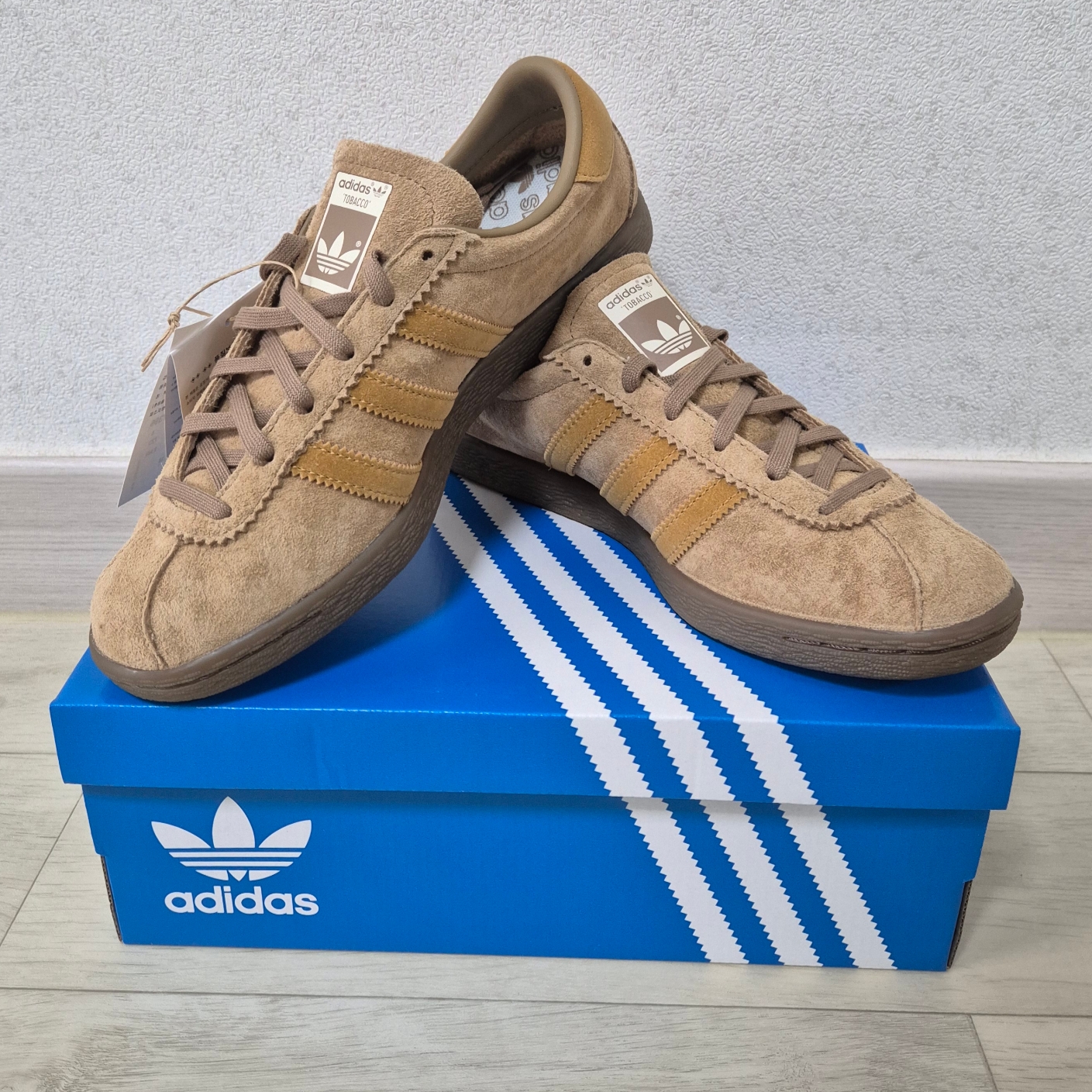 Adidas Tobacco Pantone Mesa 착용 스타일