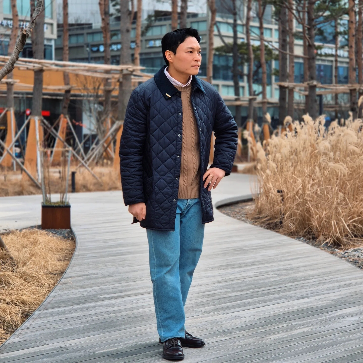 Barbour Liddesdale Quilted Jacket Navy 착용 스타일