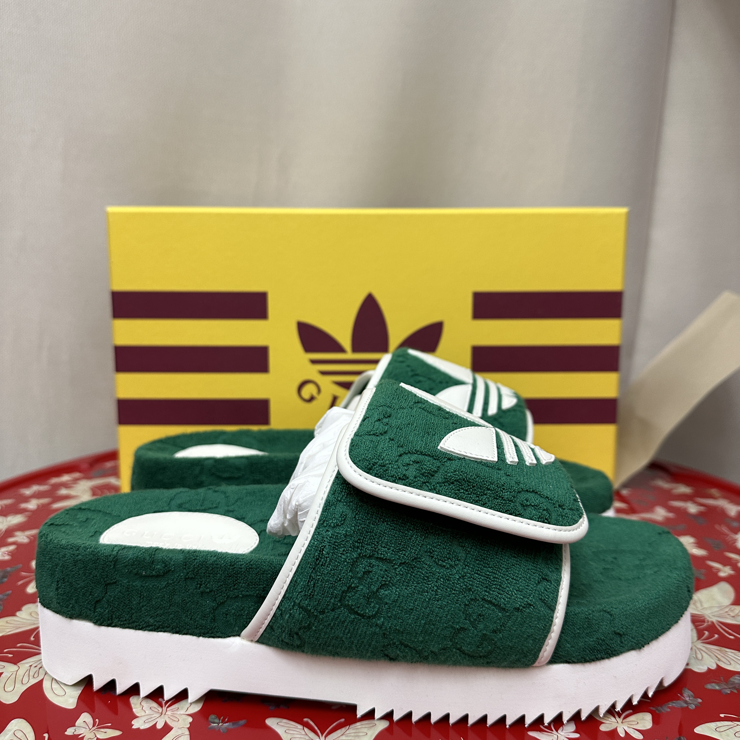 Gucci x Adidas GG Platform Sandal Green 착용 스타일 - 3